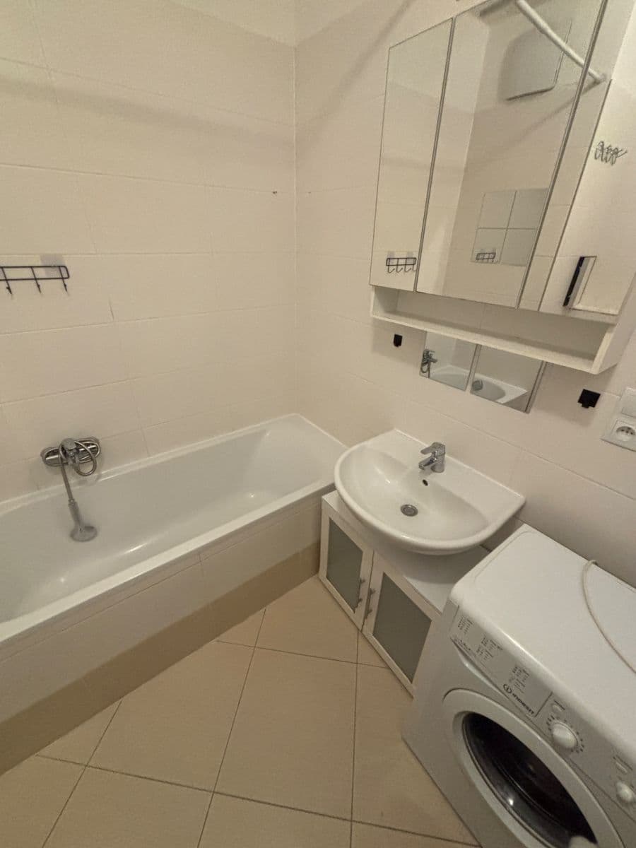 Studio flat to rent, 37 m², Hlučkova, Prague, Prague Studio flat to rent, 37 m², Hlučkova, Prague, Prague