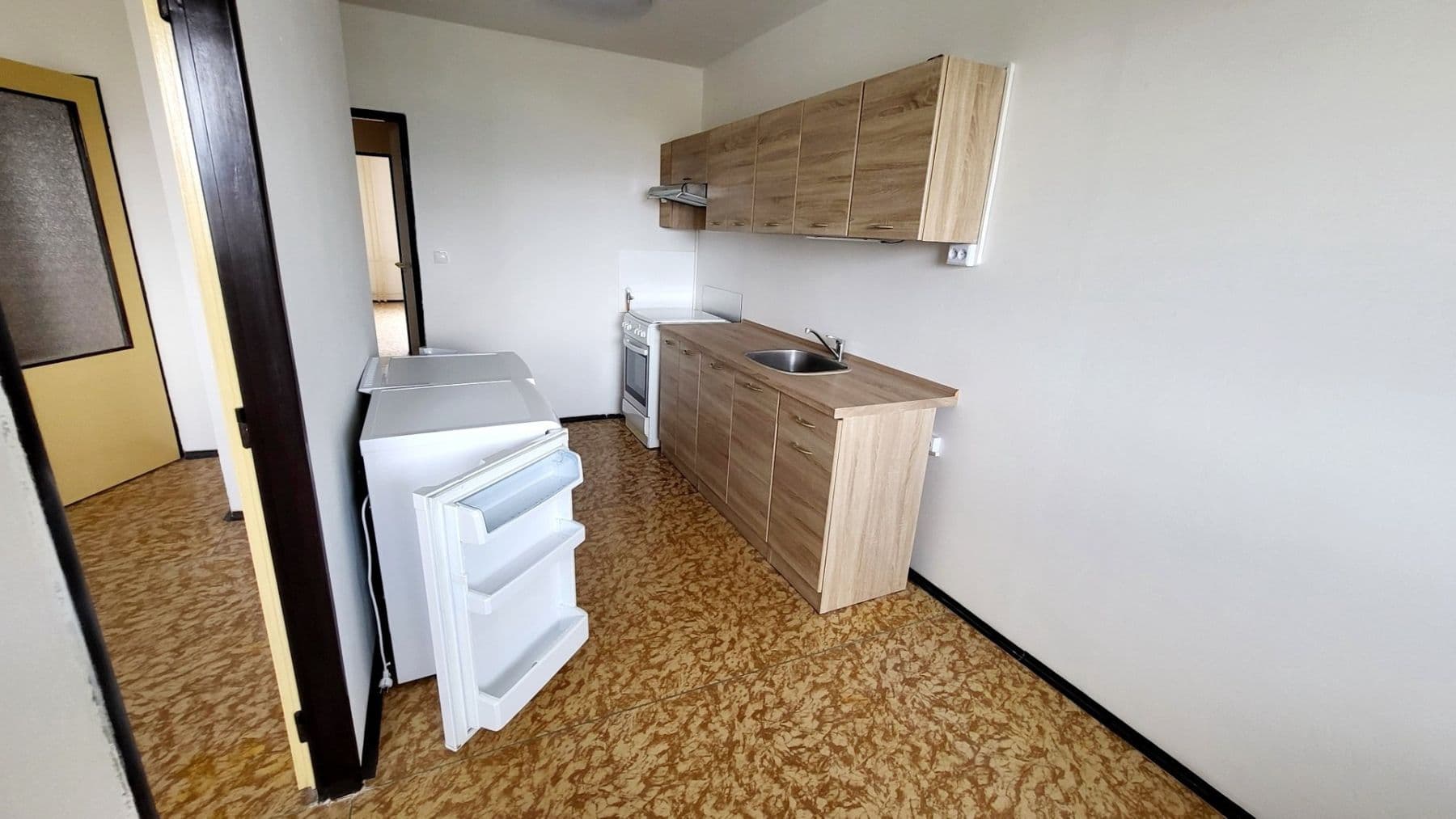 3 bedroom flat to rent, 70 m², Nad Stadionem, Králův Dvůr, Středočeský Region 3 bedroom flat to rent, 70 m², Nad Stadionem, Králův Dvůr, Středočeský Region