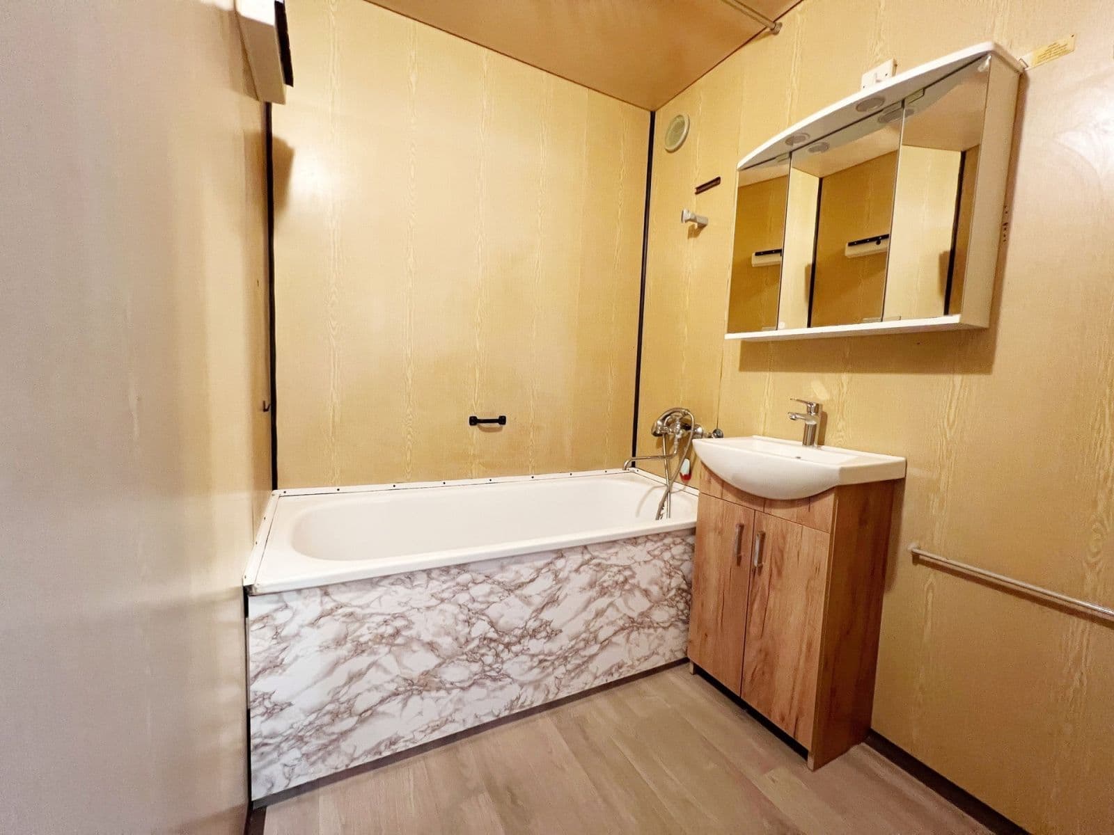 3 bedroom flat to rent, 70 m², Nad Stadionem, Králův Dvůr, Středočeský Region 3 bedroom flat to rent, 70 m², Nad Stadionem, Králův Dvůr, Středočeský Region