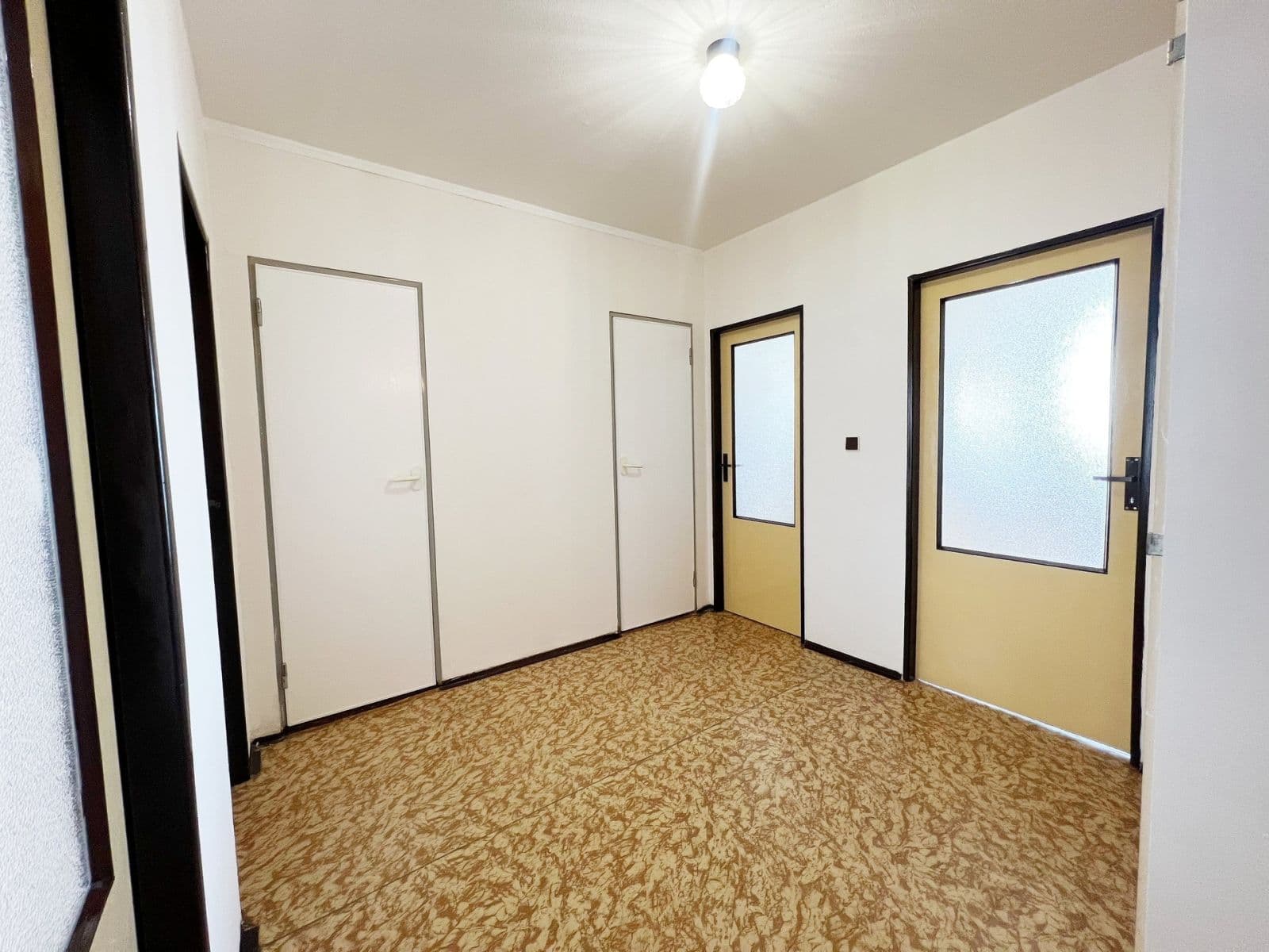 3 bedroom flat to rent, 70 m², Nad Stadionem, Králův Dvůr, Středočeský Region 3 bedroom flat to rent, 70 m², Nad Stadionem, Králův Dvůr, Středočeský Region