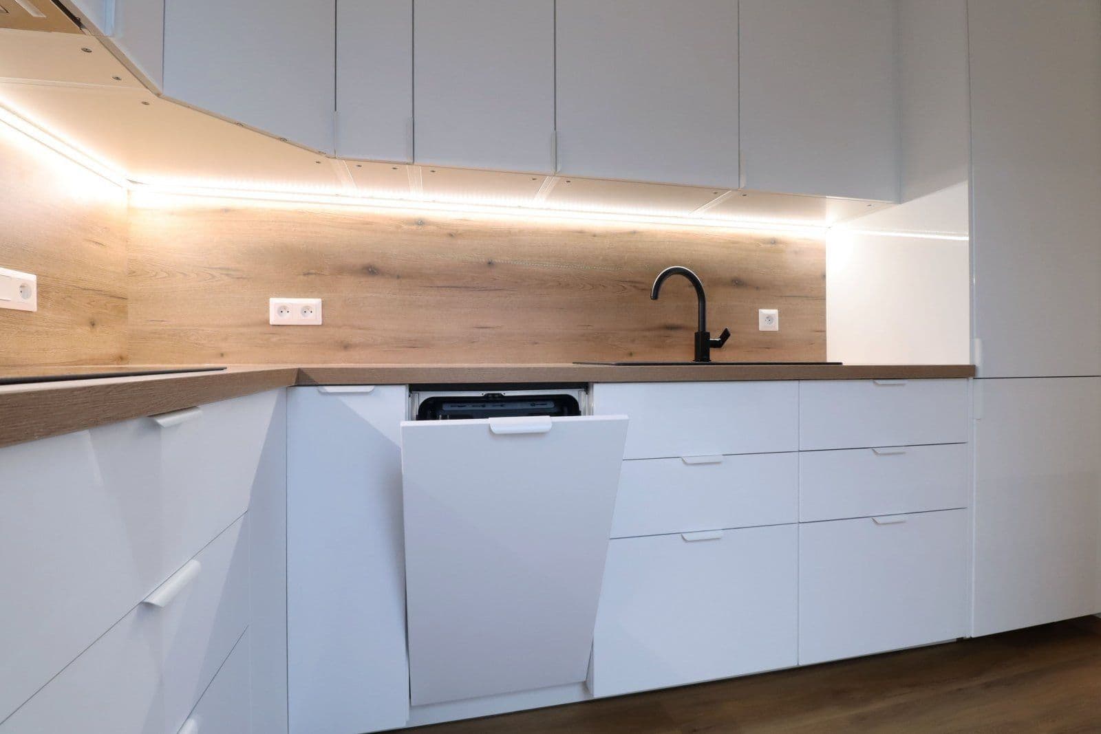 2 bedroom with open-plan kitchen flat to rent, 76 m², V zápolí, Prague, Prague 2 bedroom with open-plan kitchen flat to rent, 76 m², V zápolí, Prague, Prague