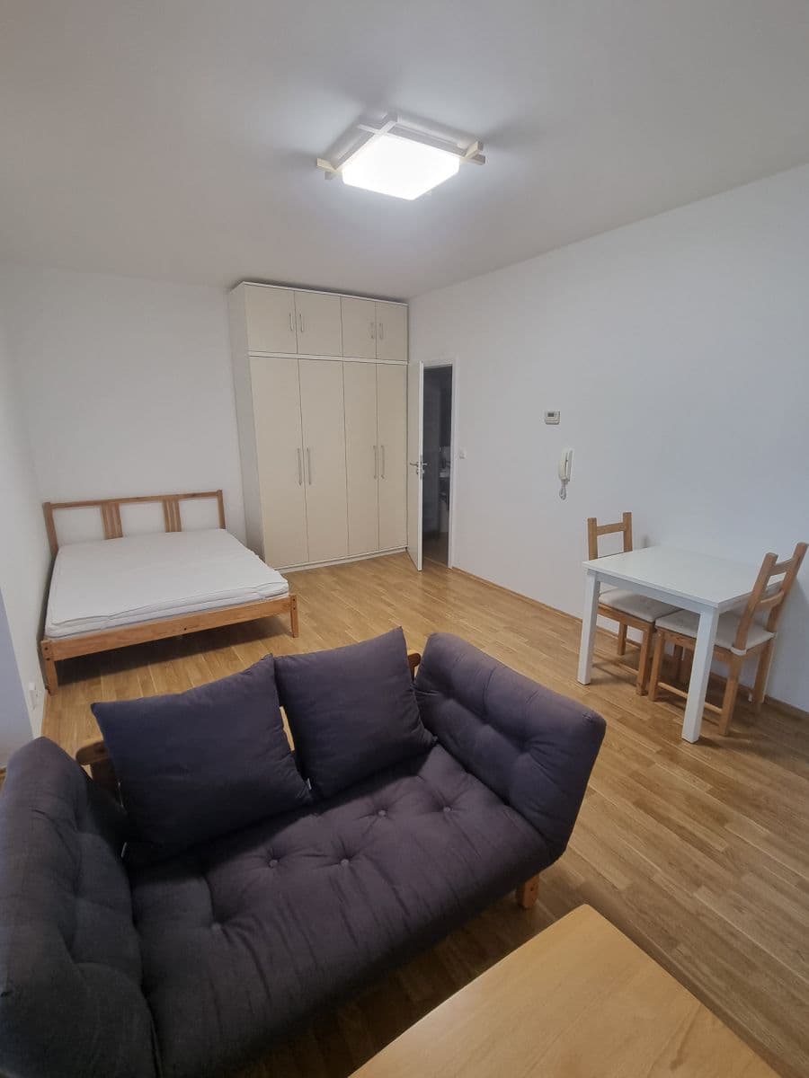 Studio flat to rent, 35 m², Habrová, Měšice, Středočeský Region Studio flat to rent, 35 m², Habrová, Měšice, Středočeský Region