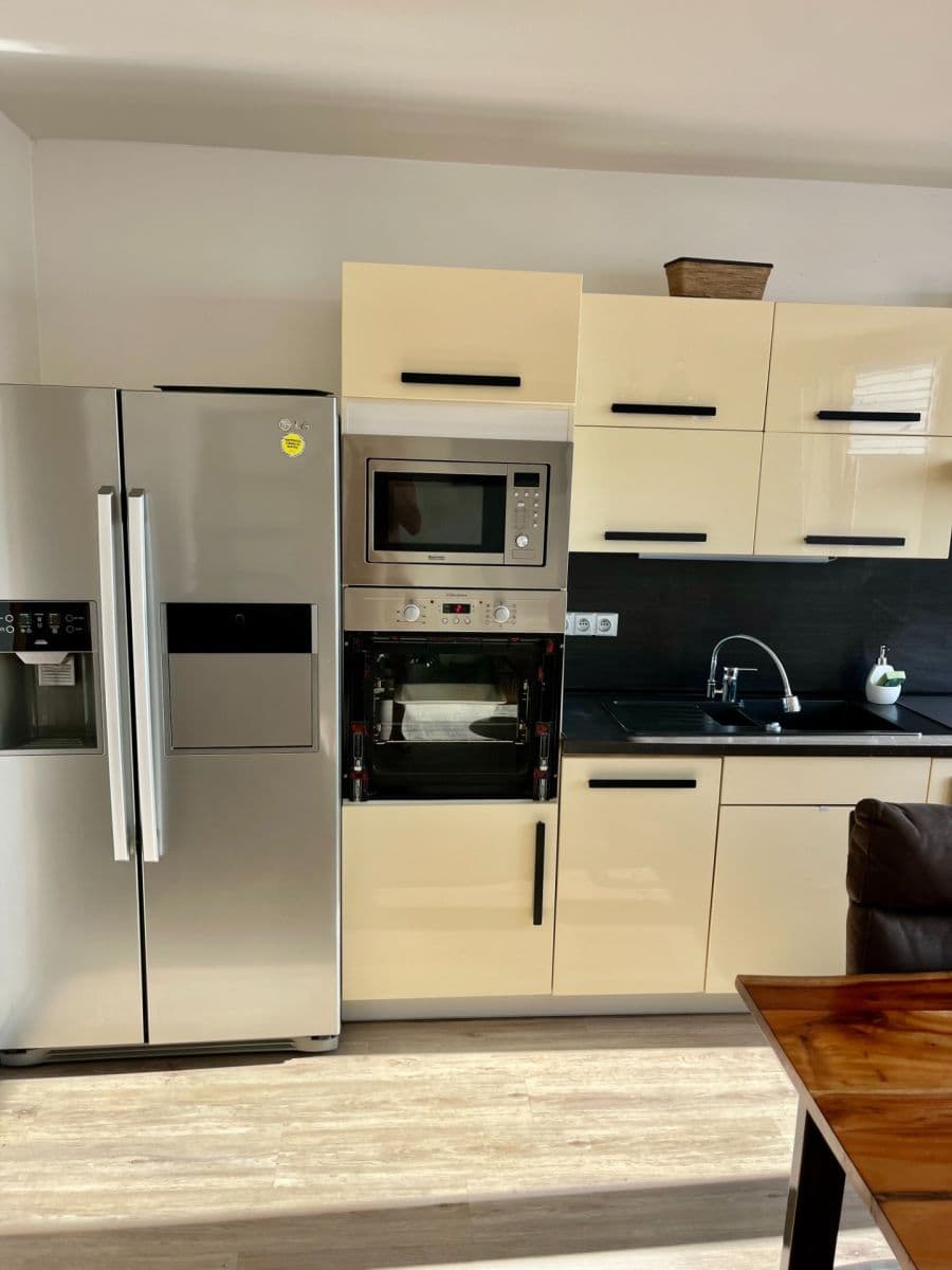 3 bedroom with open-plan kitchen flat to rent, 81 m², Písečná, Prague, Prague 3 bedroom with open-plan kitchen flat to rent, 81 m², Písečná, Prague, Prague