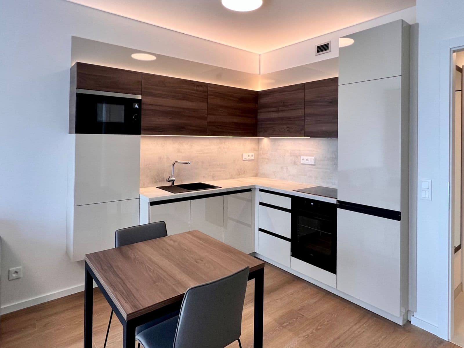 1 bedroom with open-plan kitchen flat to rent, 53 m², U Plynárny, Prague, Prague 1 bedroom with open-plan kitchen flat to rent, 53 m², U Plynárny, Prague, Prague