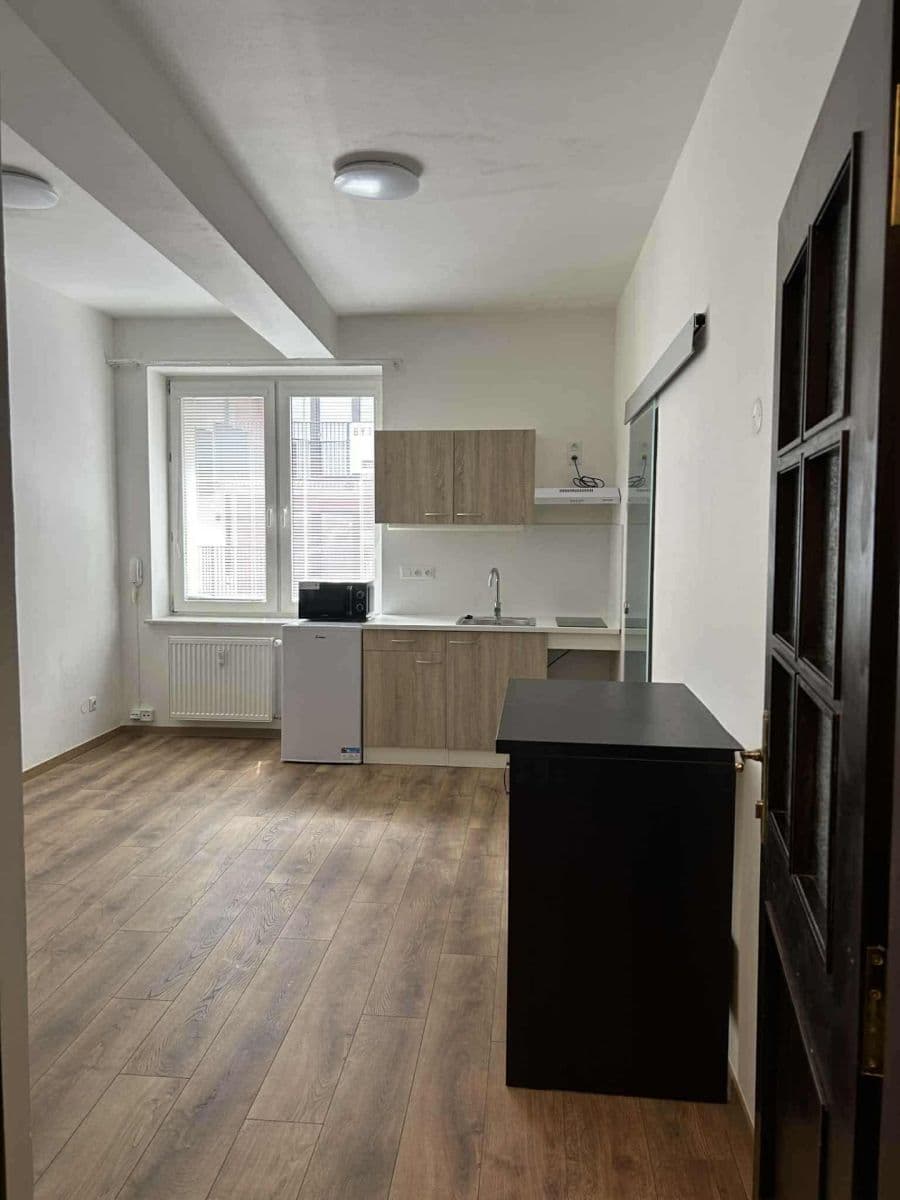 Studio flat to rent, 27 m², Suchdolské náměstí, Prague, Prague Studio flat to rent, 27 m², Suchdolské náměstí, Prague, Prague