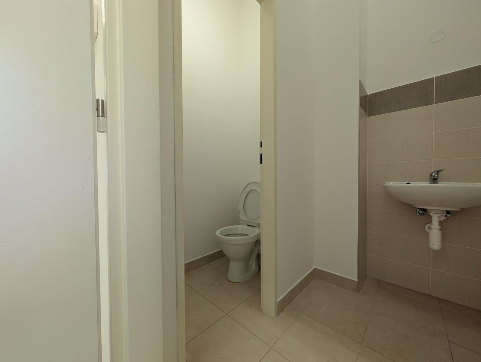 non-residential property to rent, 35 m², tř. Osvobození, Karviná, Moravskoslezský Region non-residential property to rent, 35 m², tř. Osvobození, Karviná, Moravskoslezský Region
