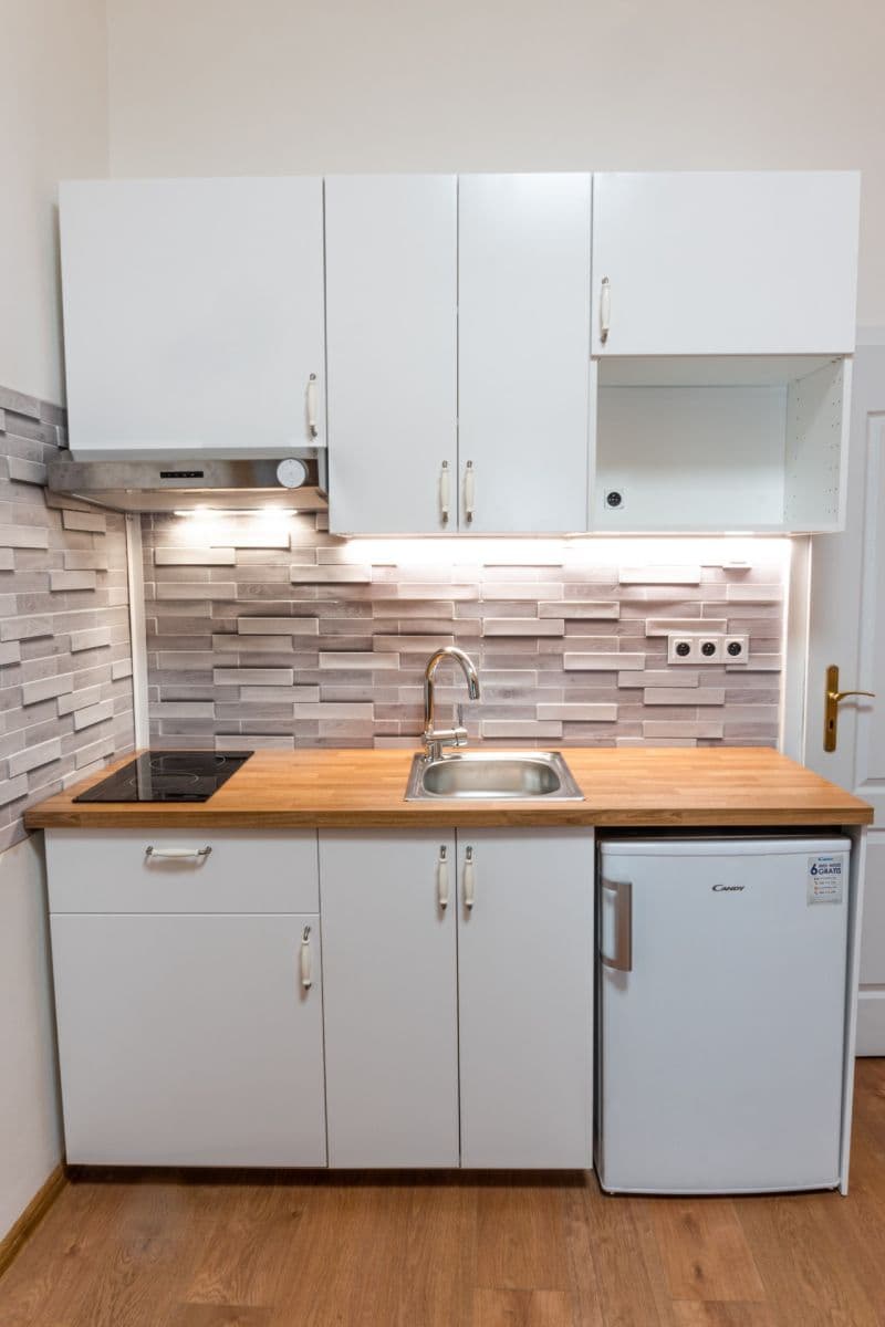 Studio flat to rent, 28 m², Husovo náměstí, Hostivice, Středočeský Region Studio flat to rent, 28 m², Husovo náměstí, Hostivice, Středočeský Region