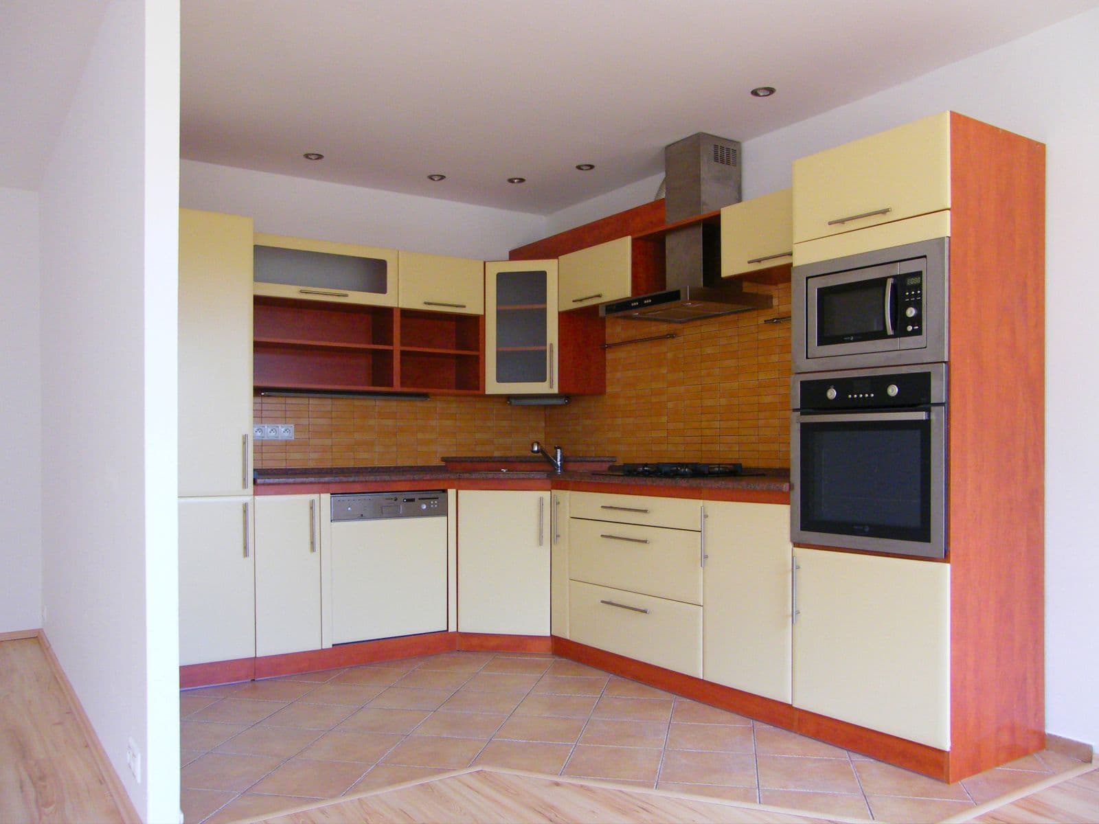 2 bedroom with open-plan kitchen flat to rent, 67 m², Rimavské Soboty, Kolín, Středočeský Region 2 bedroom with open-plan kitchen flat to rent, 67 m², Rimavské Soboty, Kolín, Středočeský Region