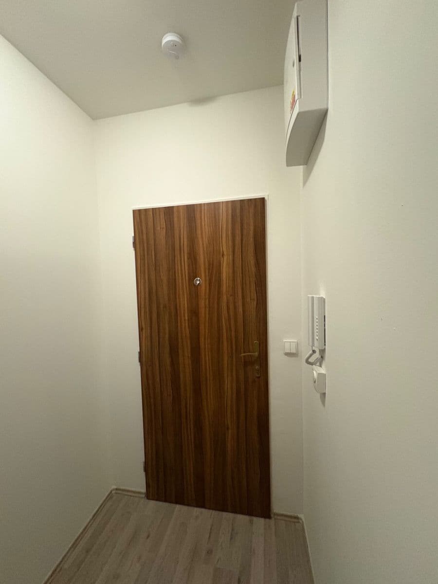 Studio flat to rent, 21 m², Škvorec, Středočeský Region Studio flat to rent, 21 m², Škvorec, Středočeský Region