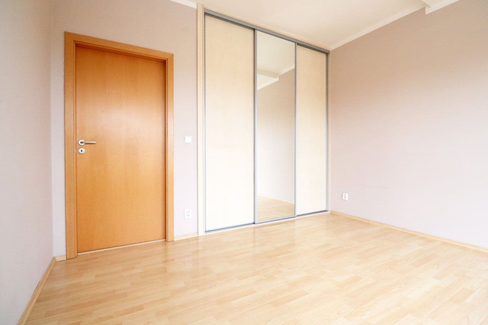 2 bedroom with open-plan kitchen flat to rent, 81 m², Hořelické náměstí, Rudná, Středočeský Region 2 bedroom with open-plan kitchen flat to rent, 81 m², Hořelické náměstí, Rudná, Středočeský Region
