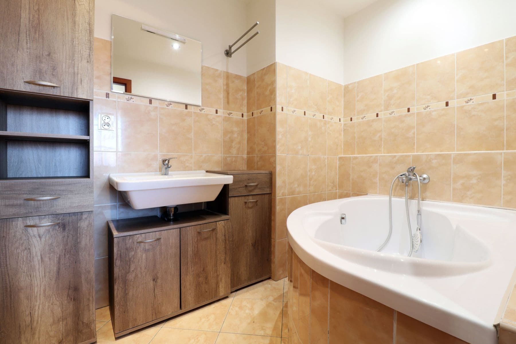 3 bedroom flat to rent, 76 m², Kojetická, Neratovice, Středočeský Region 3 bedroom flat to rent, 76 m², Kojetická, Neratovice, Středočeský Region