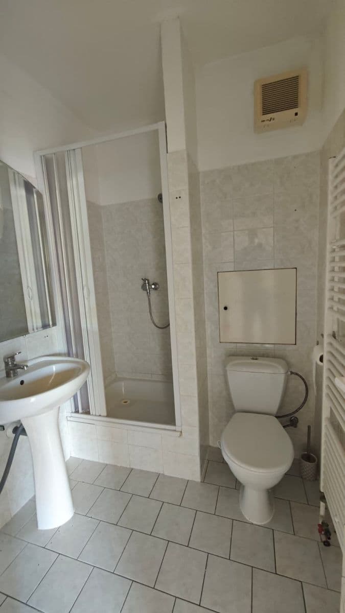 1 bedroom with open-plan kitchen flat to rent, 34 m², Vojtěcha Lanny, Kladno, Středočeský Region 1 bedroom with open-plan kitchen flat to rent, 34 m², Vojtěcha Lanny, Kladno, Středočeský Region