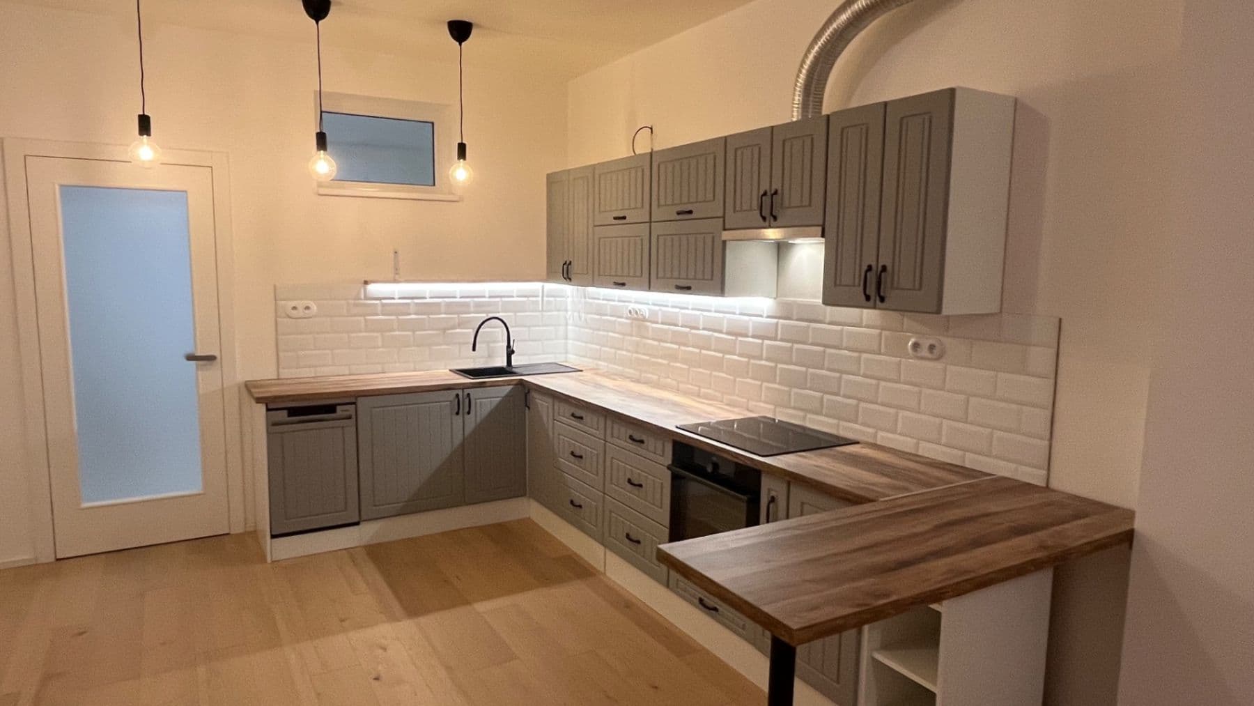 2 bedroom with open-plan kitchen flat to rent, 83 m², Na Farkáně Ⅲ, Prague, Prague 2 bedroom with open-plan kitchen flat to rent, 83 m², Na Farkáně Ⅲ, Prague, Prague