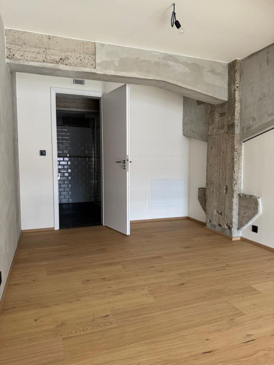 1 bedroom with open-plan kitchen flat to rent, 52 m², Kolbenova, Prague, Prague 1 bedroom with open-plan kitchen flat to rent, 52 m², Kolbenova, Prague, Prague