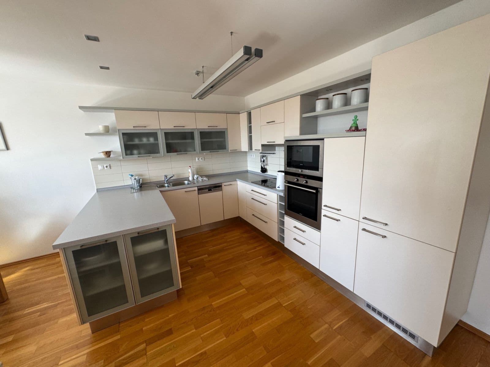 3 bedroom flat to rent, 105 m², Černomořská, Prague, Prague 3 bedroom flat to rent, 105 m², Černomořská, Prague, Prague