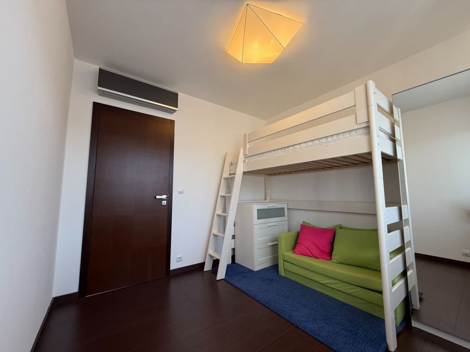 3 bedroom with open-plan kitchen flat to rent, 90 m², Generála Šišky, Prague, Prague 3 bedroom with open-plan kitchen flat to rent, 90 m², Generála Šišky, Prague, Prague