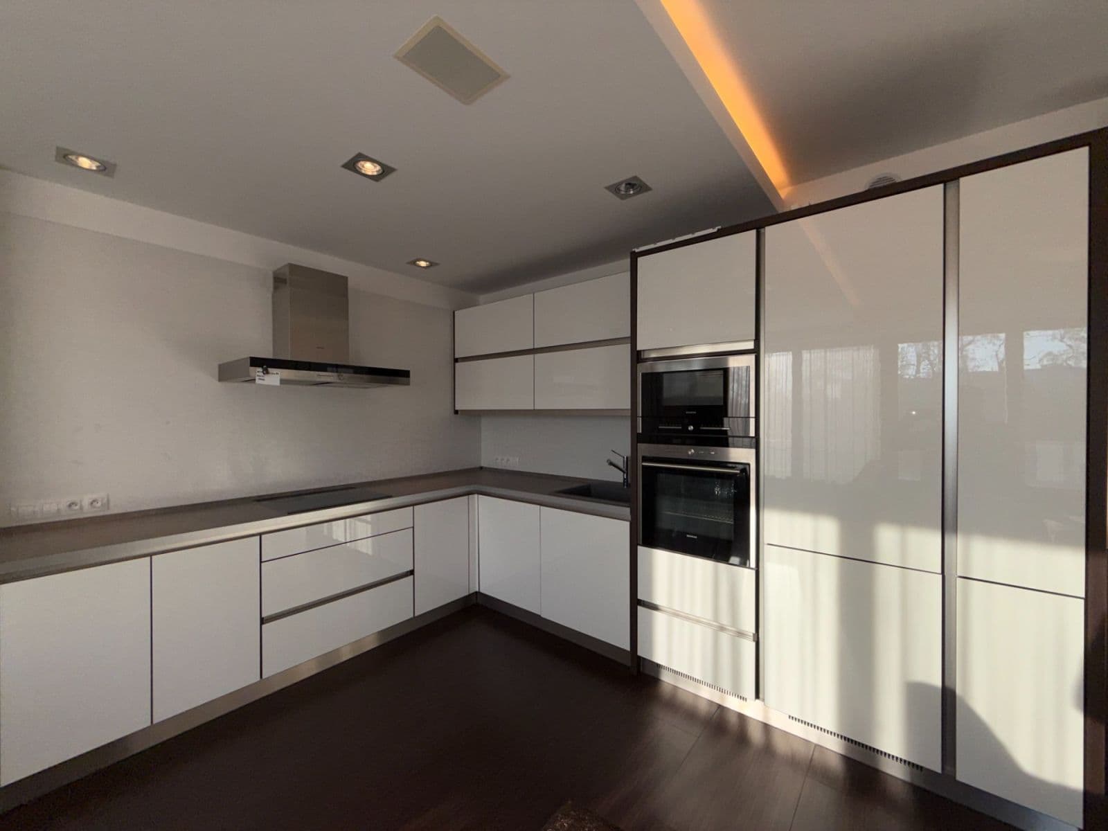 3 bedroom with open-plan kitchen flat to rent, 90 m², Generála Šišky, Prague, Prague 3 bedroom with open-plan kitchen flat to rent, 90 m², Generála Šišky, Prague, Prague