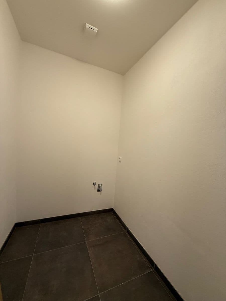 1 bedroom with open-plan kitchen flat to rent, 52 m², Malešická, Prague, Prague 1 bedroom with open-plan kitchen flat to rent, 52 m², Malešická, Prague, Prague