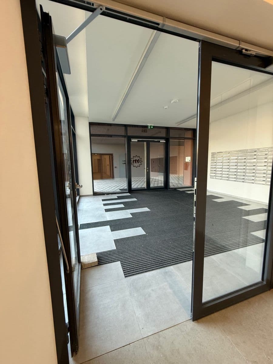 1 bedroom with open-plan kitchen flat to rent, 52 m², Malešická, Prague, Prague 1 bedroom with open-plan kitchen flat to rent, 52 m², Malešická, Prague, Prague