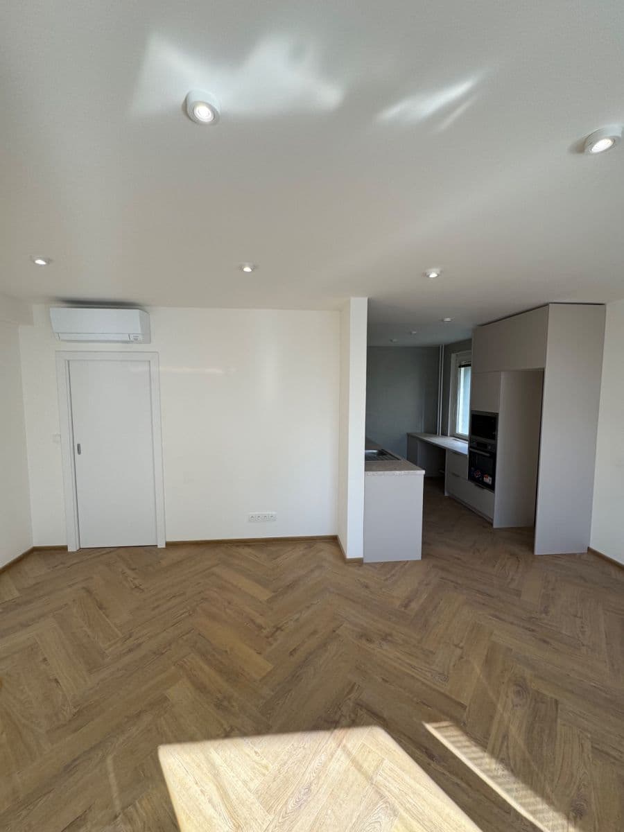 2 bedroom with open-plan kitchen flat to rent, 75 m², Pujmanové, Prague, Prague 2 bedroom with open-plan kitchen flat to rent, 75 m², Pujmanové, Prague, Prague