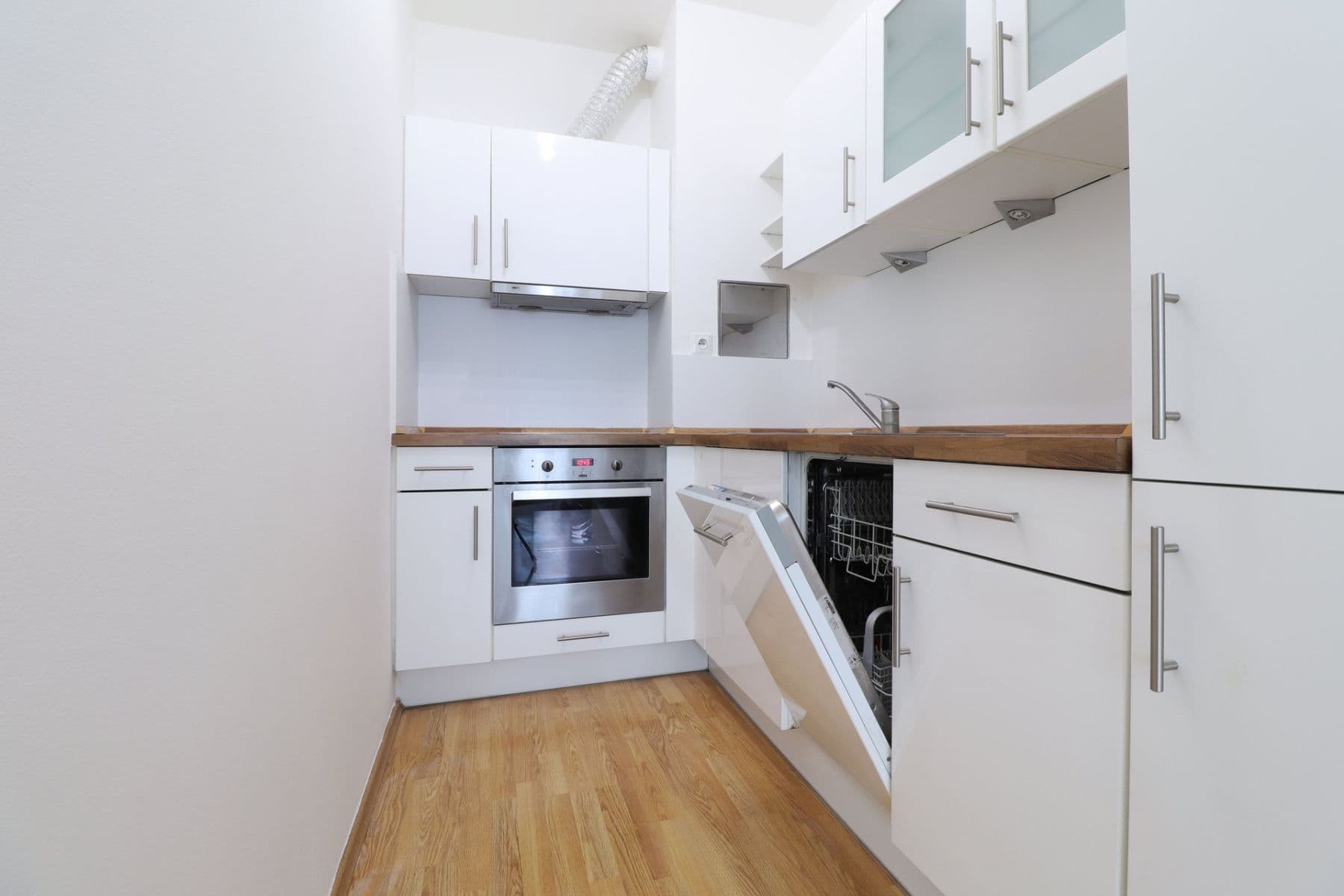 1 bedroom with open-plan kitchen flat to rent, 48 m², Poupětova, Prague, Prague 1 bedroom with open-plan kitchen flat to rent, 48 m², Poupětova, Prague, Prague