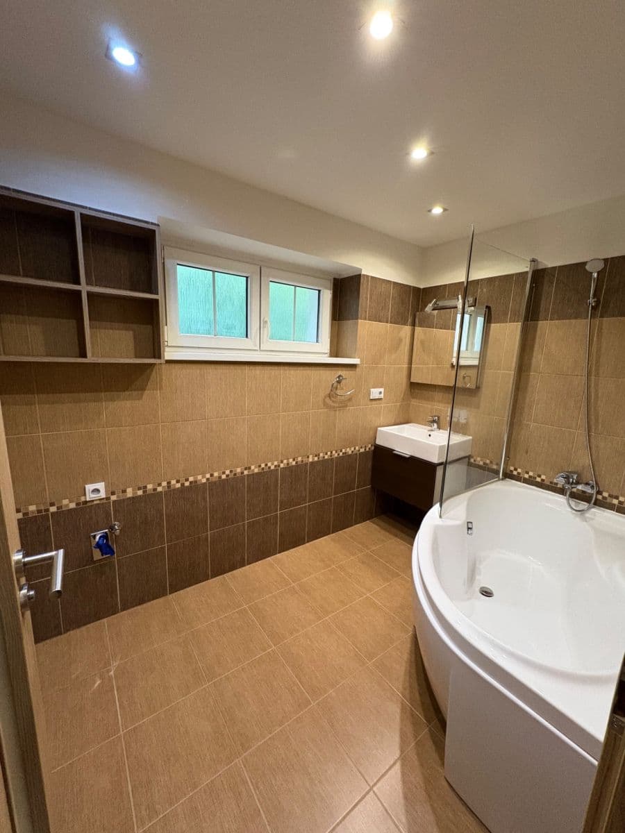 1 bedroom with open-plan kitchen flat to rent, 50 m², Na Vlnovce, Ústí nad Labem, Ústecký Region 1 bedroom with open-plan kitchen flat to rent, 50 m², Na Vlnovce, Ústí nad Labem, Ústecký Region