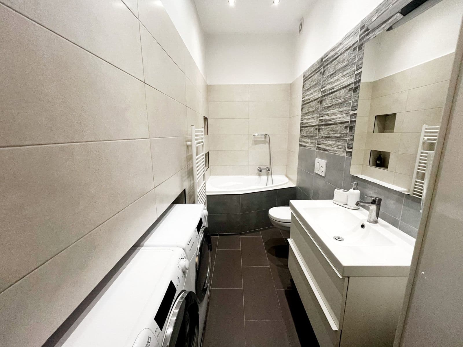 1 bedroom with open-plan kitchen flat to rent, 60 m², Wenzigova, Prague, Prague 1 bedroom with open-plan kitchen flat to rent, 60 m², Wenzigova, Prague, Prague