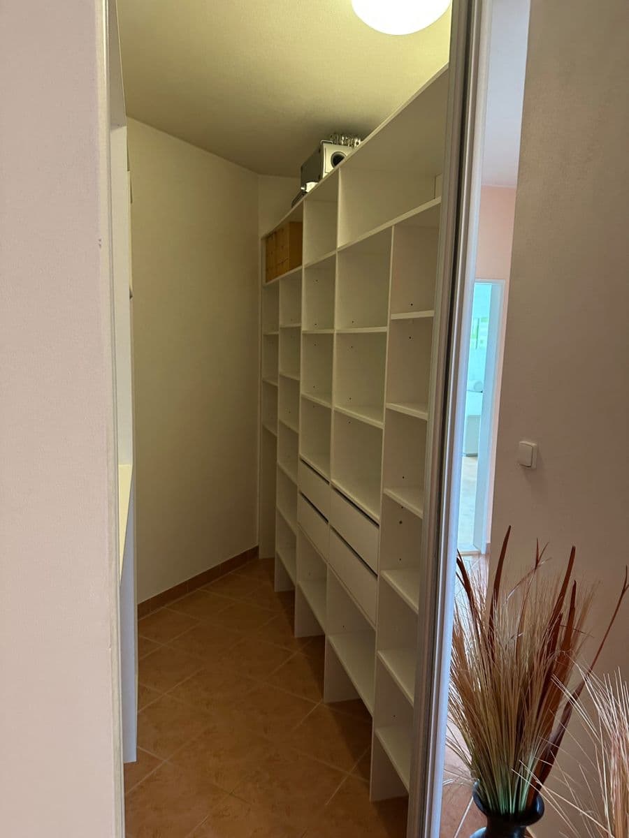 1 bedroom with open-plan kitchen flat to rent, 65 m², Bělohorská, Brno, Jihomoravský Region 1 bedroom with open-plan kitchen flat to rent, 65 m², Bělohorská, Brno, Jihomoravský Region