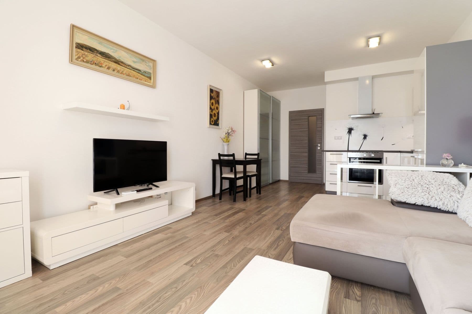 Studio flat to rent, 35 m², Hlučkova, Prague, Prague Studio flat to rent, 35 m², Hlučkova, Prague, Prague