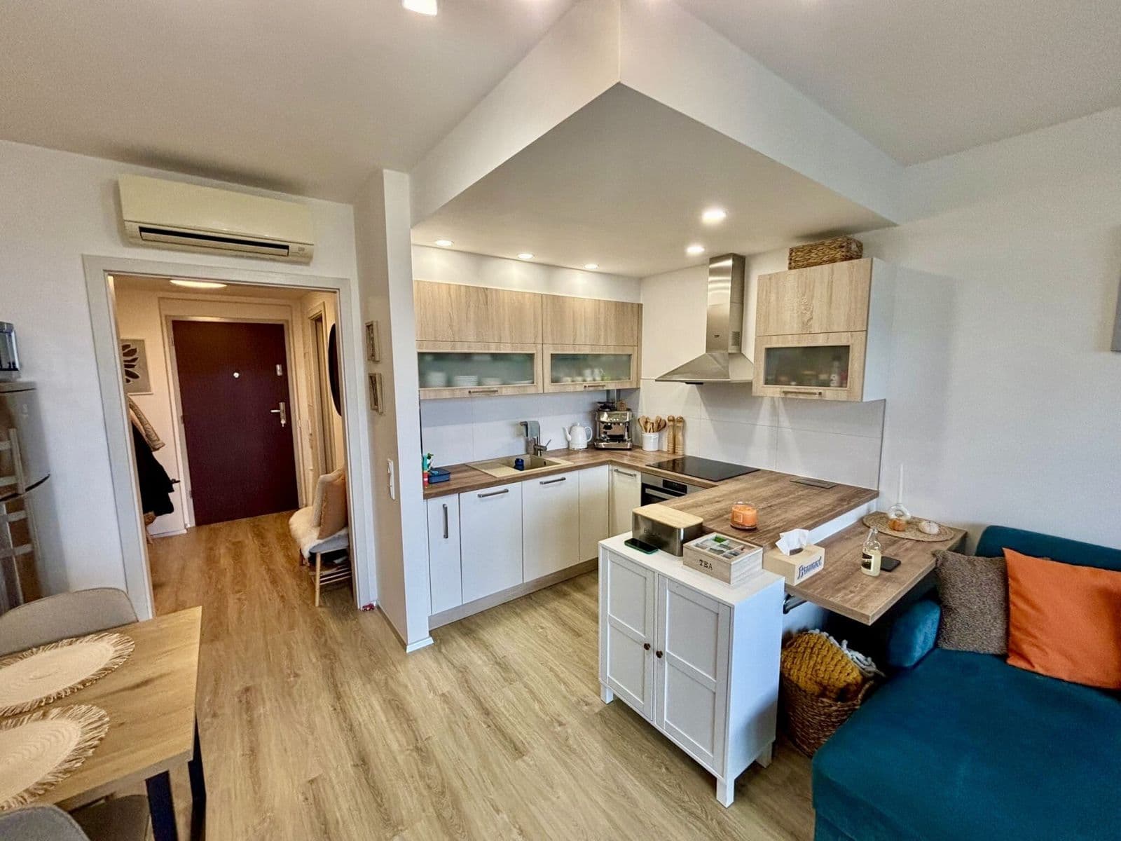 1 bedroom with open-plan kitchen flat for sale, 62 m², náměstí Na Sádkách, Dolní Břežany, Středočeský Region 1 bedroom with open-plan kitchen flat for sale, 62 m², náměstí Na Sádkách, Dolní Břežany, Středočeský Region