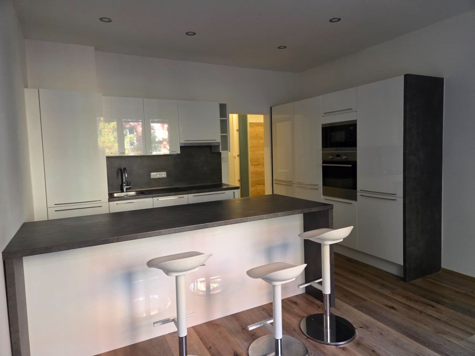 1 bedroom with open-plan kitchen flat to rent, 61 m², Tusarova, Prague, Prague 1 bedroom with open-plan kitchen flat to rent, 61 m², Tusarova, Prague, Prague