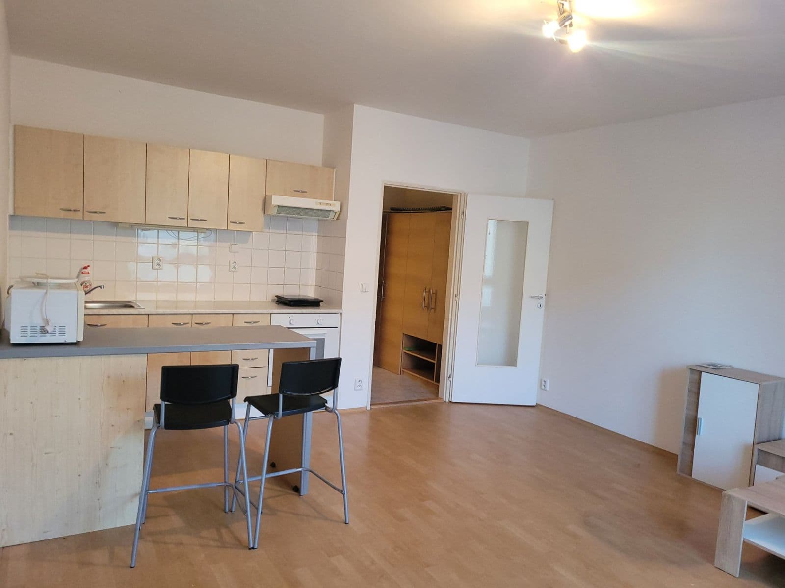 Studio flat to rent, 30 m², Za Mlýnem, Hostivice, Středočeský Region Studio flat to rent, 30 m², Za Mlýnem, Hostivice, Středočeský Region