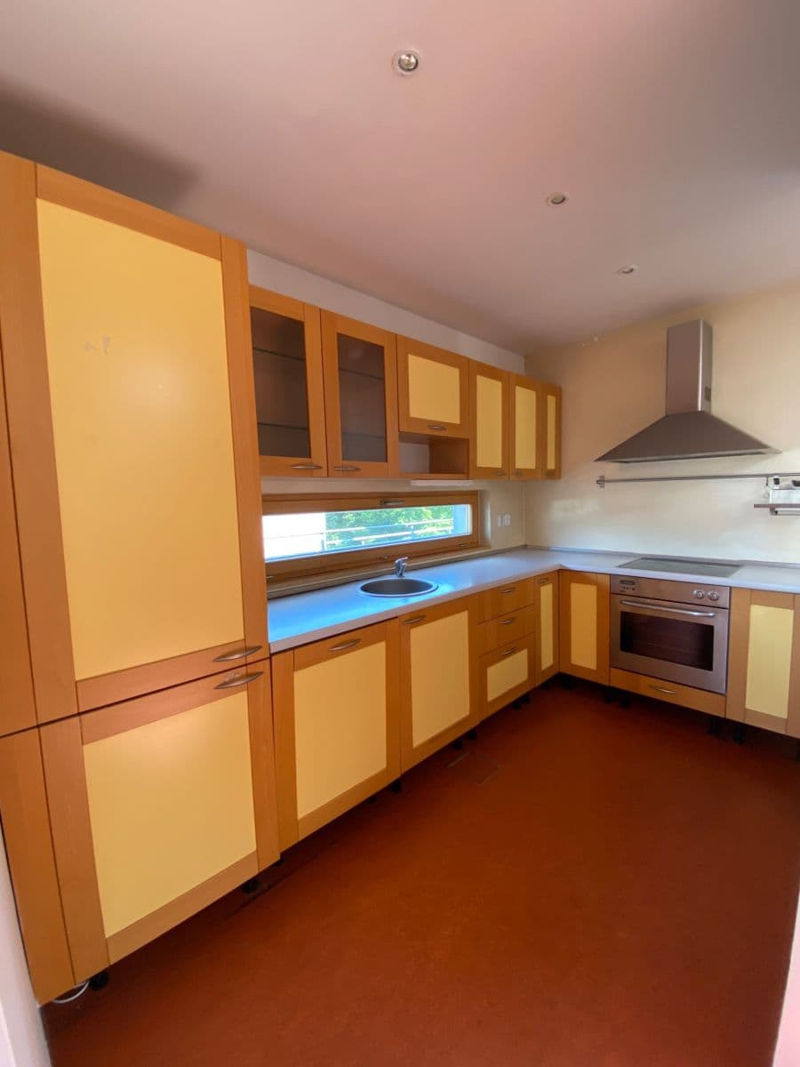 4 bedroom with open-plan kitchen flat to rent, 105 m², Za Vokovickou vozovnou, Prague, Prague 4 bedroom with open-plan kitchen flat to rent, 105 m², Za Vokovickou vozovnou, Prague, Prague