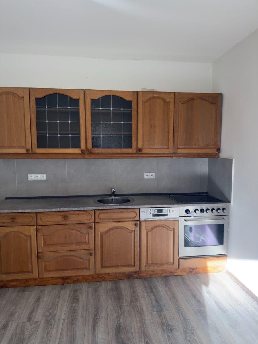 2 bedroom with open-plan kitchen flat to rent, 56 m², Fűgnerova, Louny, Ústecký Region 2 bedroom with open-plan kitchen flat to rent, 56 m², Fűgnerova, Louny, Ústecký Region