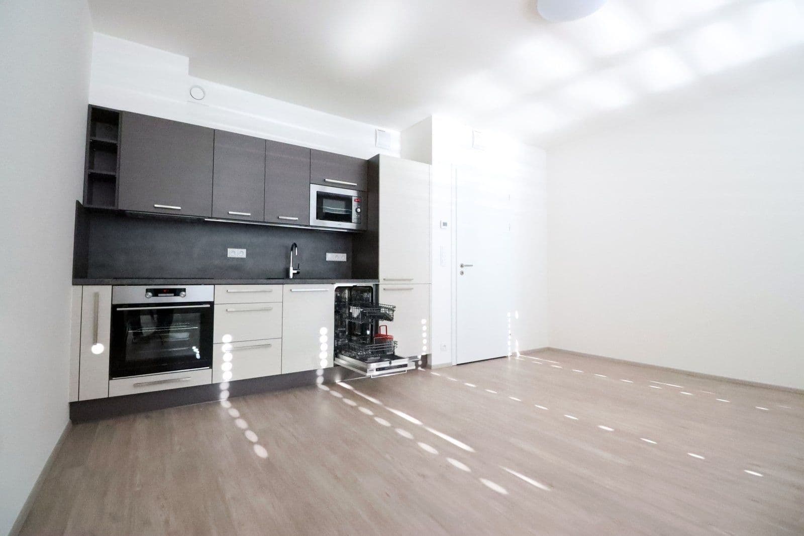 Studio flat to rent, 34 m², Jankovcova, Prague, Prague Studio flat to rent, 34 m², Jankovcova, Prague, Prague