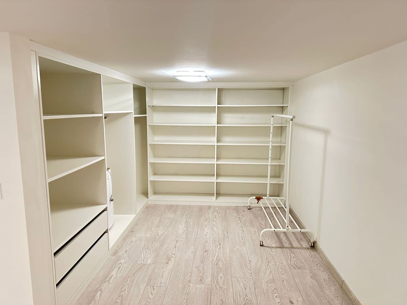 1 bedroom with open-plan kitchen flat for sale, 80 m², U Mlýnského kanálu, Prague, Prague 1 bedroom with open-plan kitchen flat for sale, 80 m², U Mlýnského kanálu, Prague, Prague