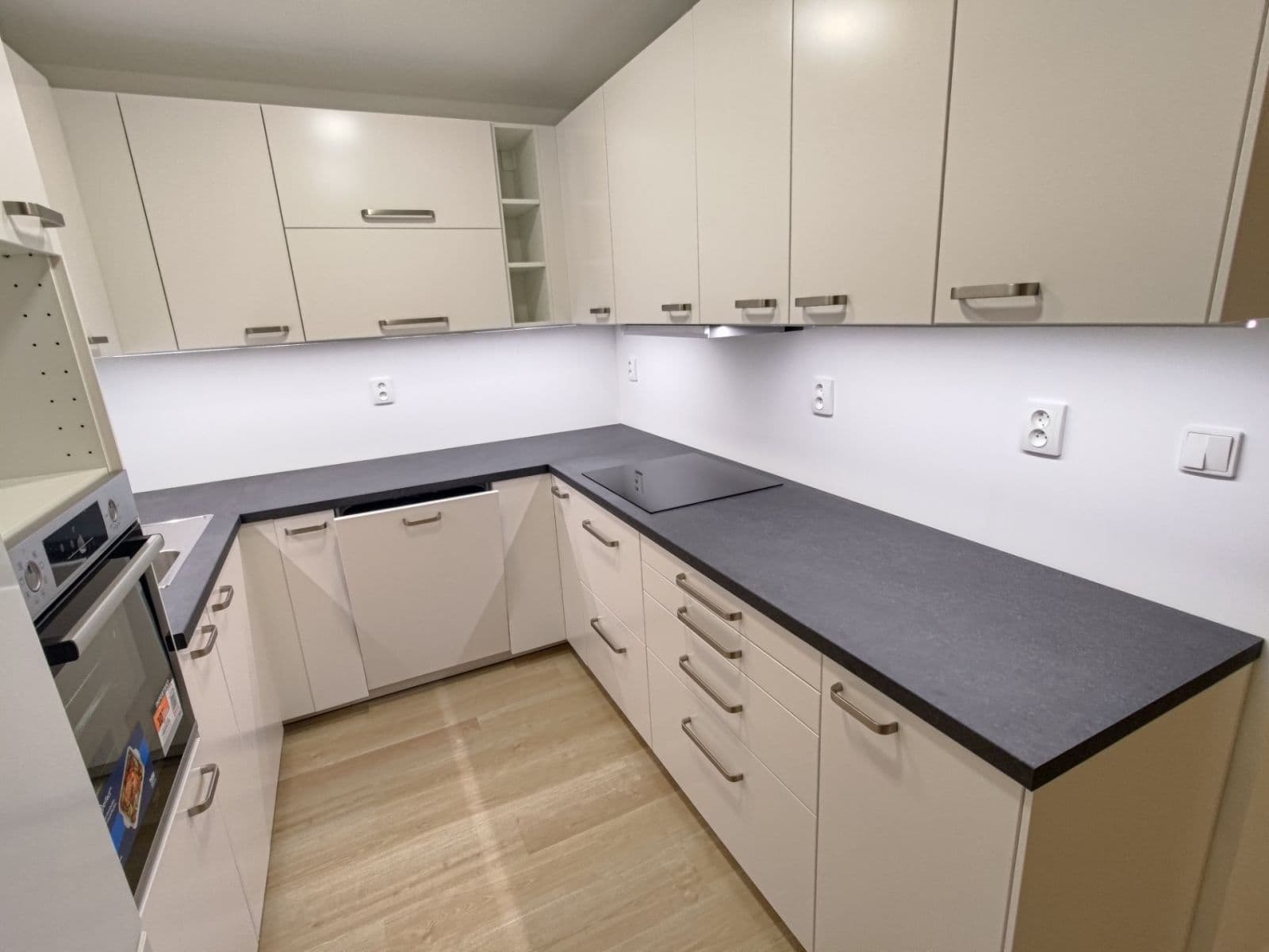 3 bedroom with open-plan kitchen flat to rent, 77 m², Heranova, Prague, Prague 3 bedroom with open-plan kitchen flat to rent, 77 m², Heranova, Prague, Prague