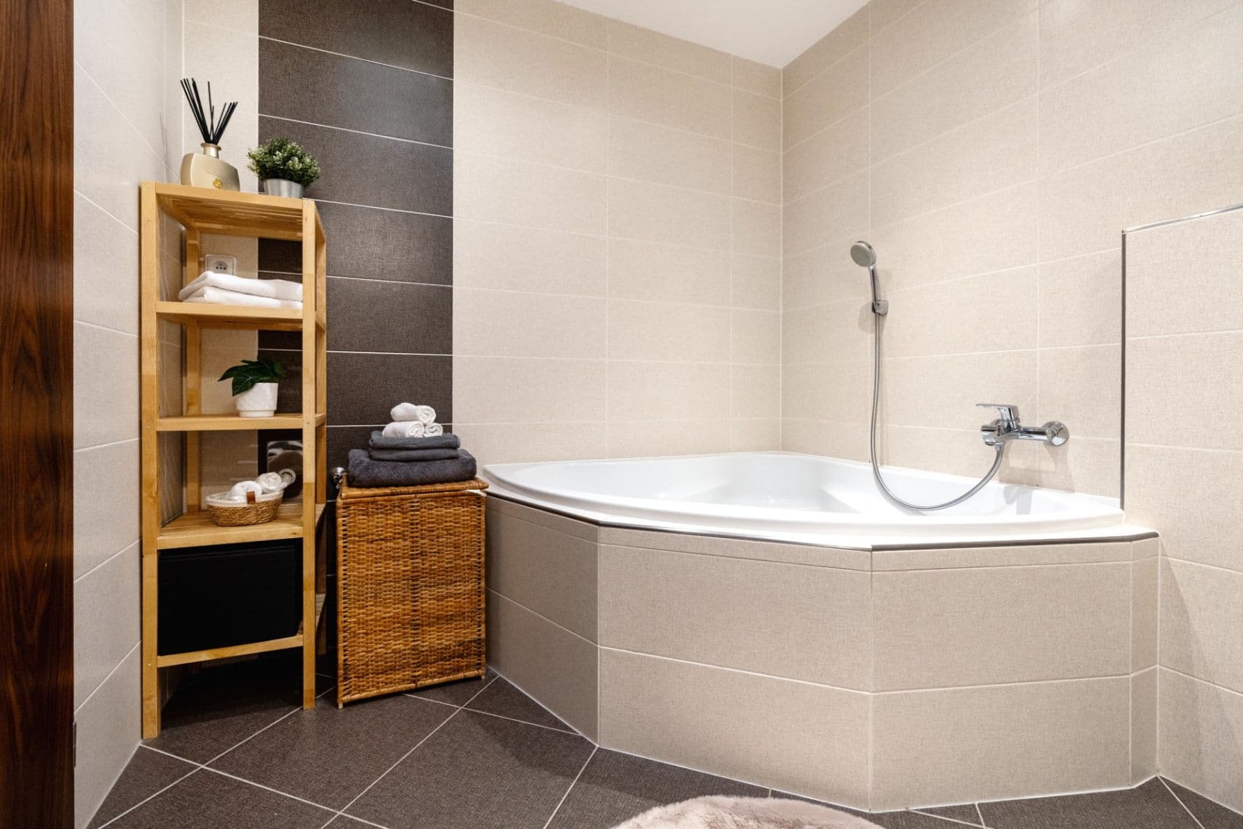 3 bedroom with open-plan kitchen flat to rent, 93 m², Sazovická, Prague, Prague 3 bedroom with open-plan kitchen flat to rent, 93 m², Sazovická, Prague, Prague