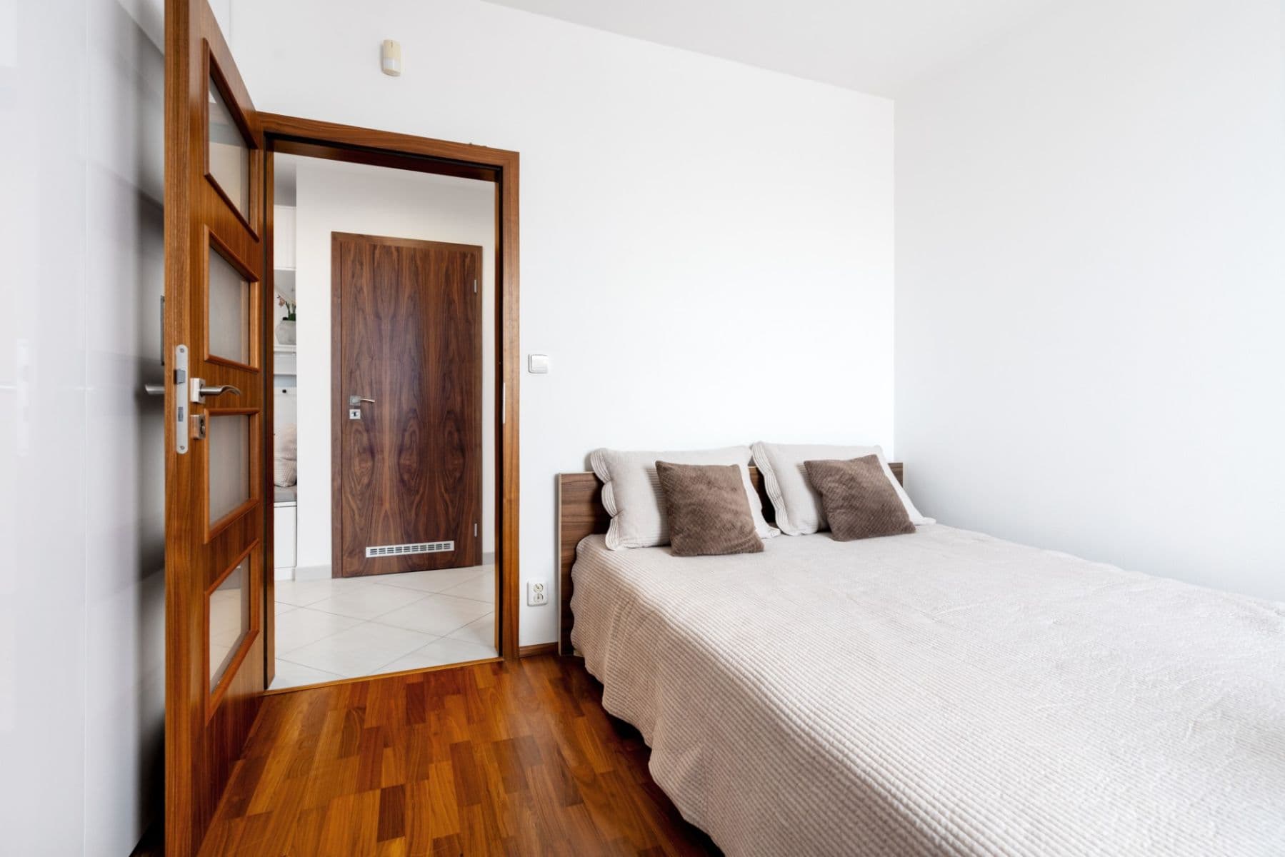 3 bedroom with open-plan kitchen flat to rent, 93 m², Sazovická, Prague, Prague 3 bedroom with open-plan kitchen flat to rent, 93 m², Sazovická, Prague, Prague