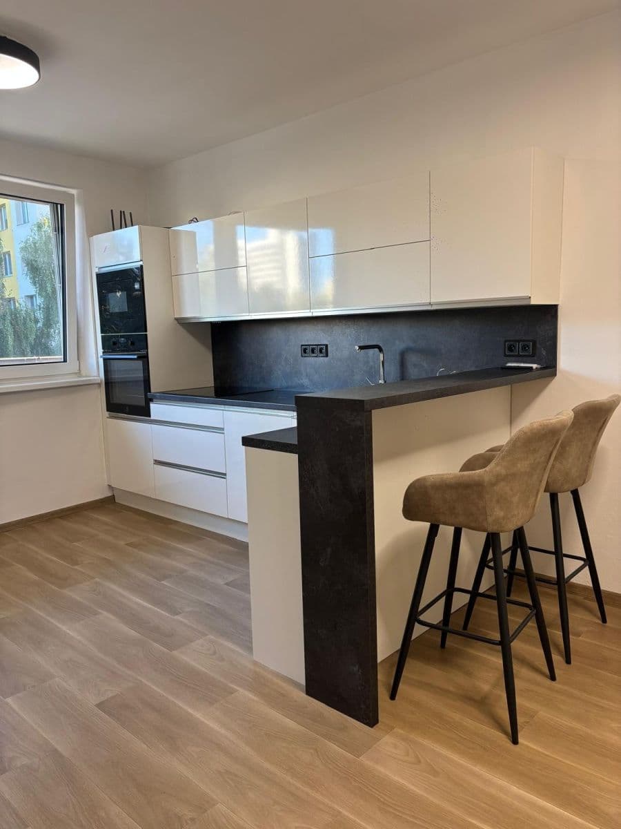 Studio flat to rent, 36 m², nábřeží Závodu míru, Pardubice, Pardubický Region Studio flat to rent, 36 m², nábřeží Závodu míru, Pardubice, Pardubický Region