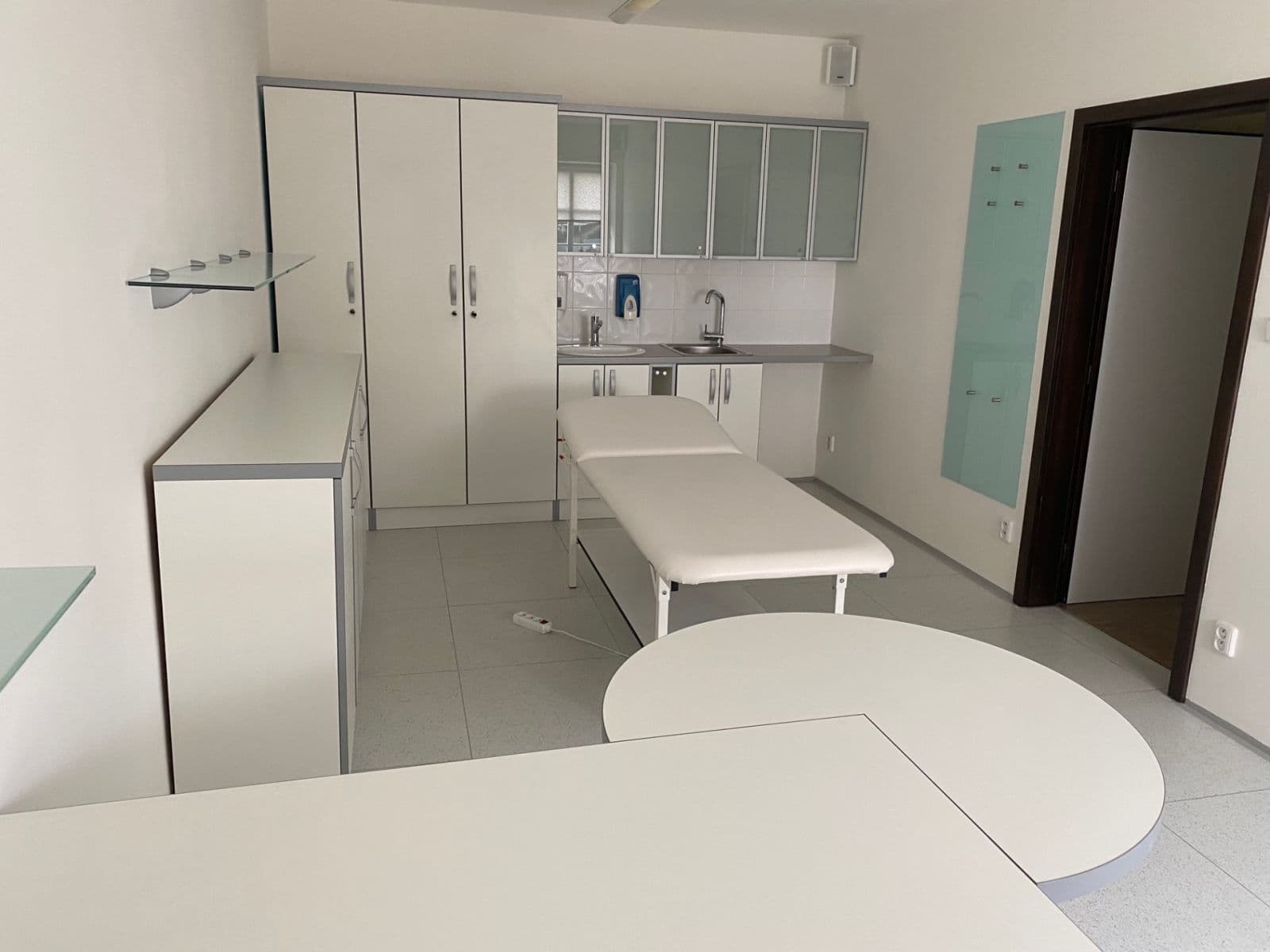 non-residential property to rent, 20 m², Květnové náměstí, Průhonice, Středočeský Region non-residential property to rent, 20 m², Květnové náměstí, Průhonice, Středočeský Region