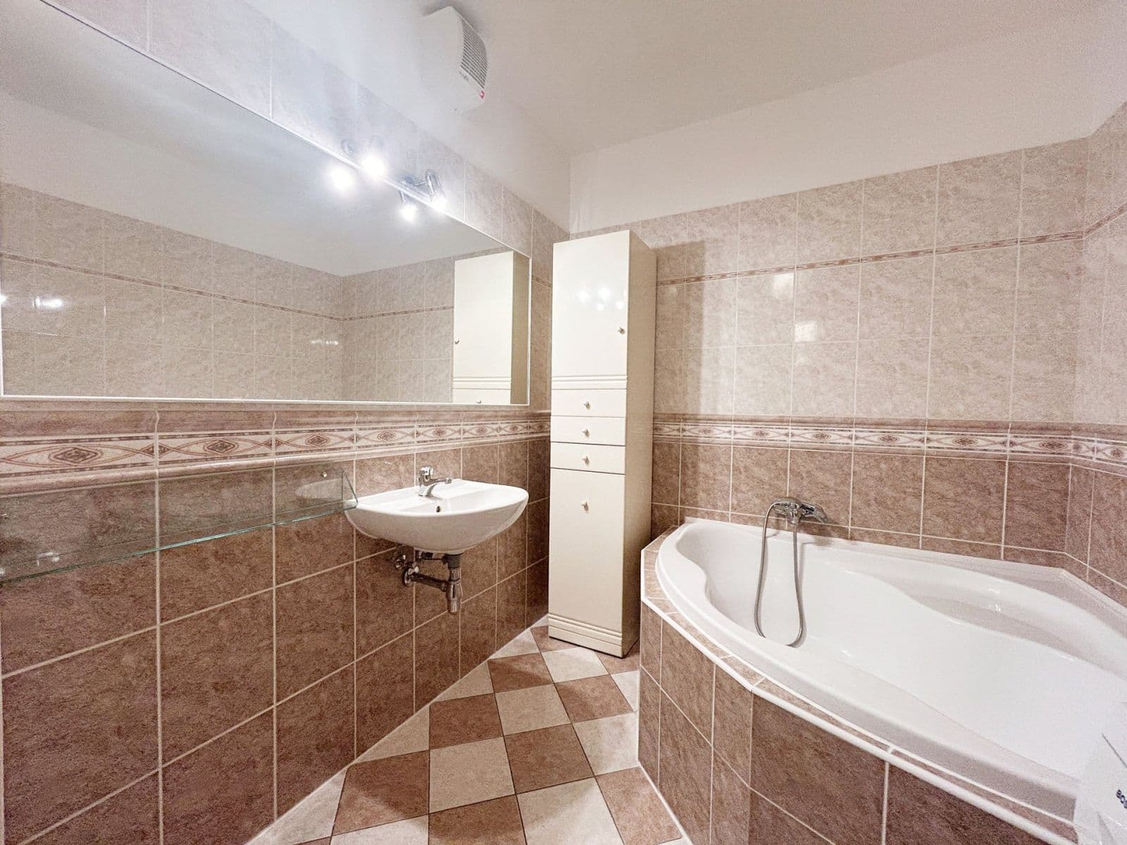 1 bedroom with open-plan kitchen flat to rent, 76 m², nám. T.G.Masaryka, Poděbrady, Středočeský Region 1 bedroom with open-plan kitchen flat to rent, 76 m², nám. T.G.Masaryka, Poděbrady, Středočeský Region