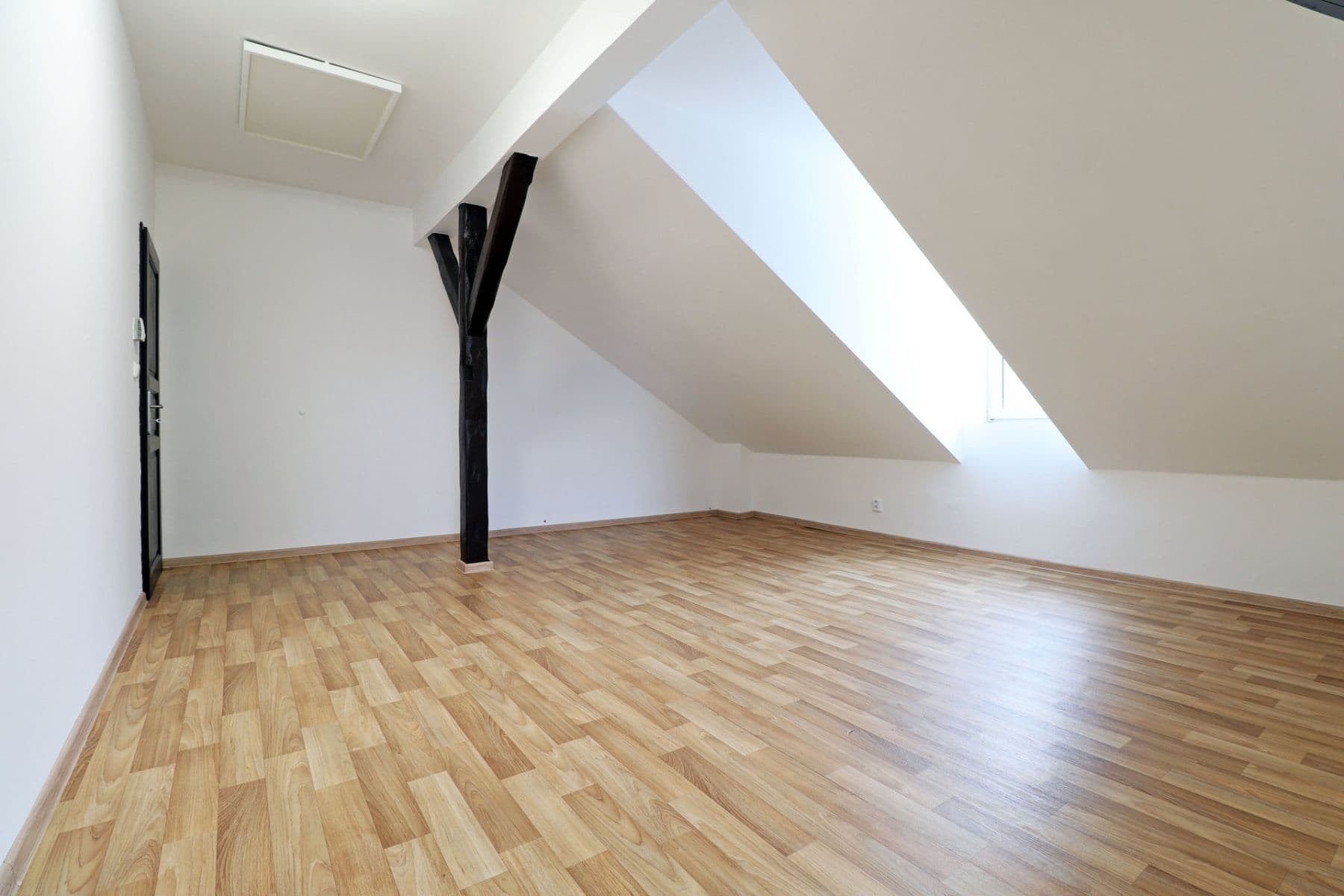 2 bedroom with open-plan kitchen flat to rent, 85 m², Jílové u Prahy, Středočeský Region 2 bedroom with open-plan kitchen flat to rent, 85 m², Jílové u Prahy, Středočeský Region