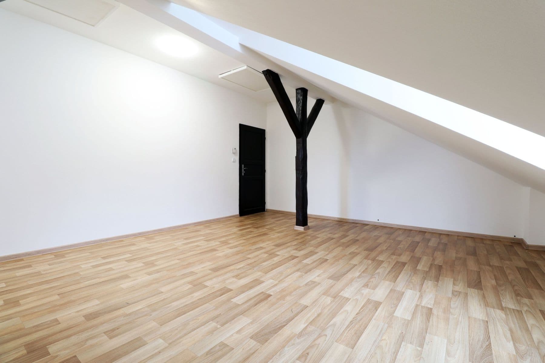 2 bedroom with open-plan kitchen flat to rent, 85 m², Jílové u Prahy, Středočeský Region 2 bedroom with open-plan kitchen flat to rent, 85 m², Jílové u Prahy, Středočeský Region