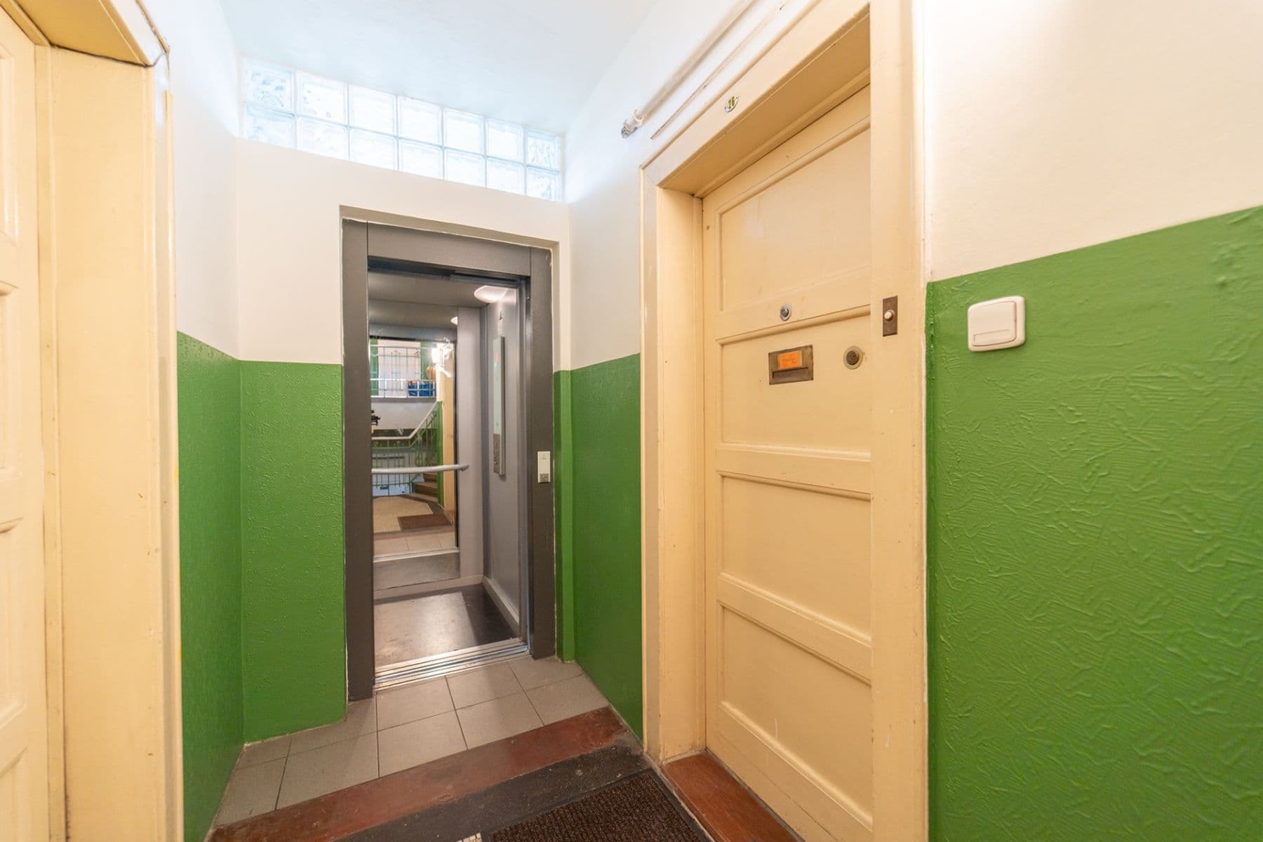 1 bedroom with open-plan kitchen flat to rent, 56 m², Viklefova, Prague, Prague 1 bedroom with open-plan kitchen flat to rent, 56 m², Viklefova, Prague, Prague