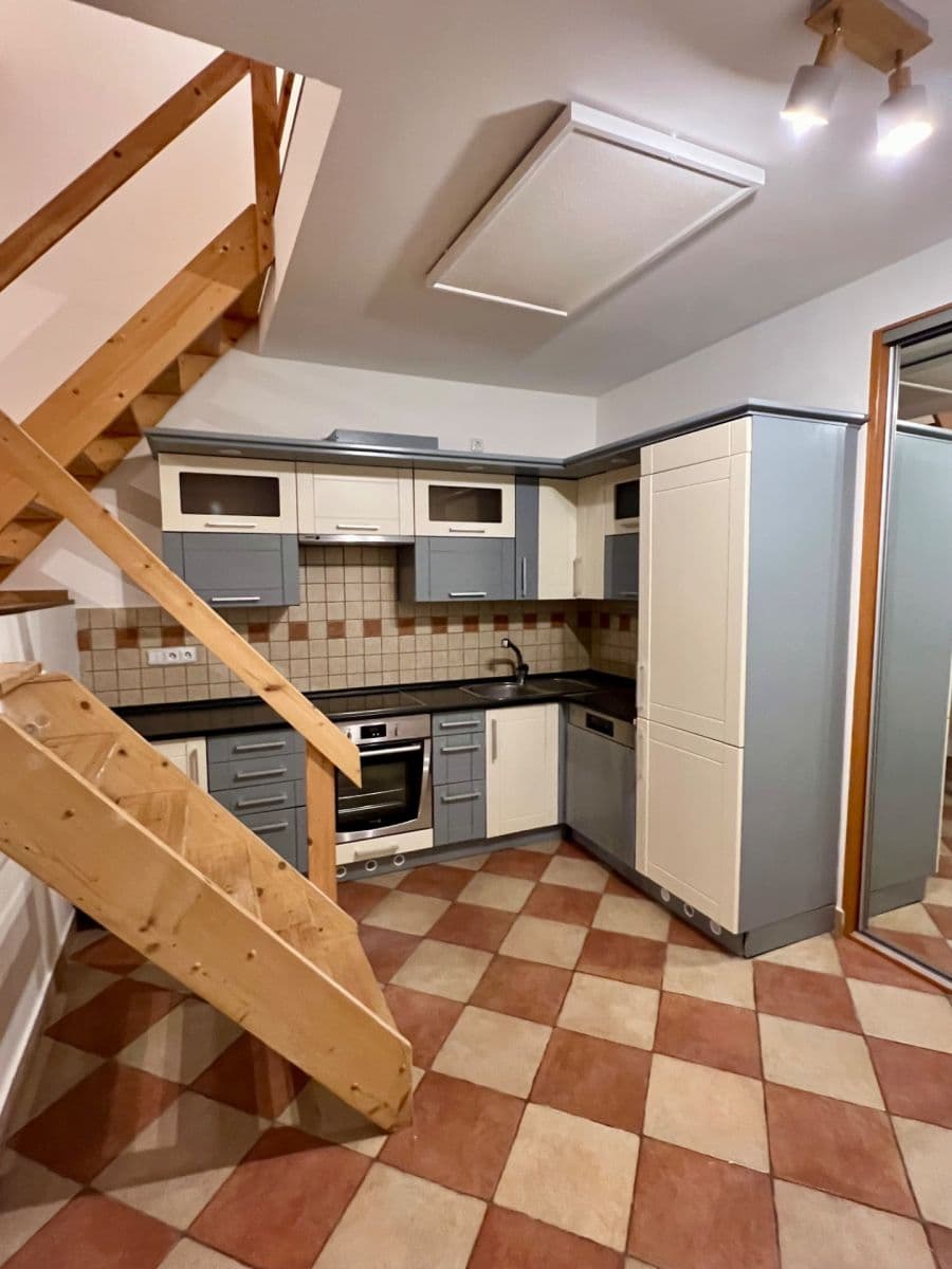 1 bedroom with open-plan kitchen flat to rent, 56 m², Viklefova, Prague, Prague 1 bedroom with open-plan kitchen flat to rent, 56 m², Viklefova, Prague, Prague