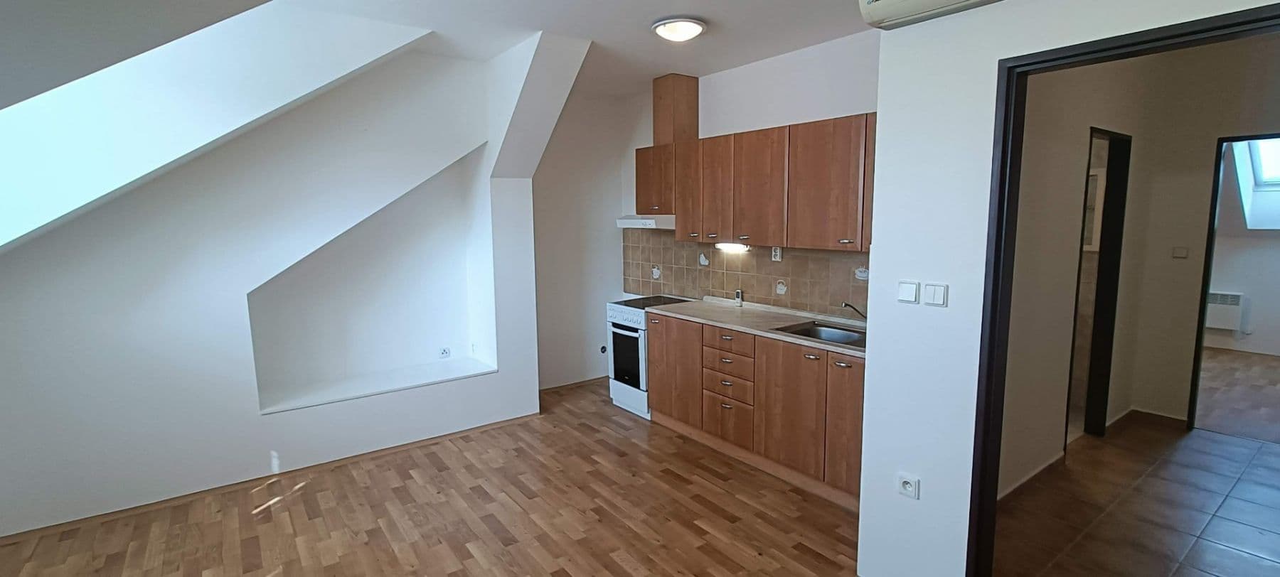 1 bedroom with open-plan kitchen flat to rent, 45 m², Hronovická, Pardubice, Pardubický Region 1 bedroom with open-plan kitchen flat to rent, 45 m², Hronovická, Pardubice, Pardubický Region