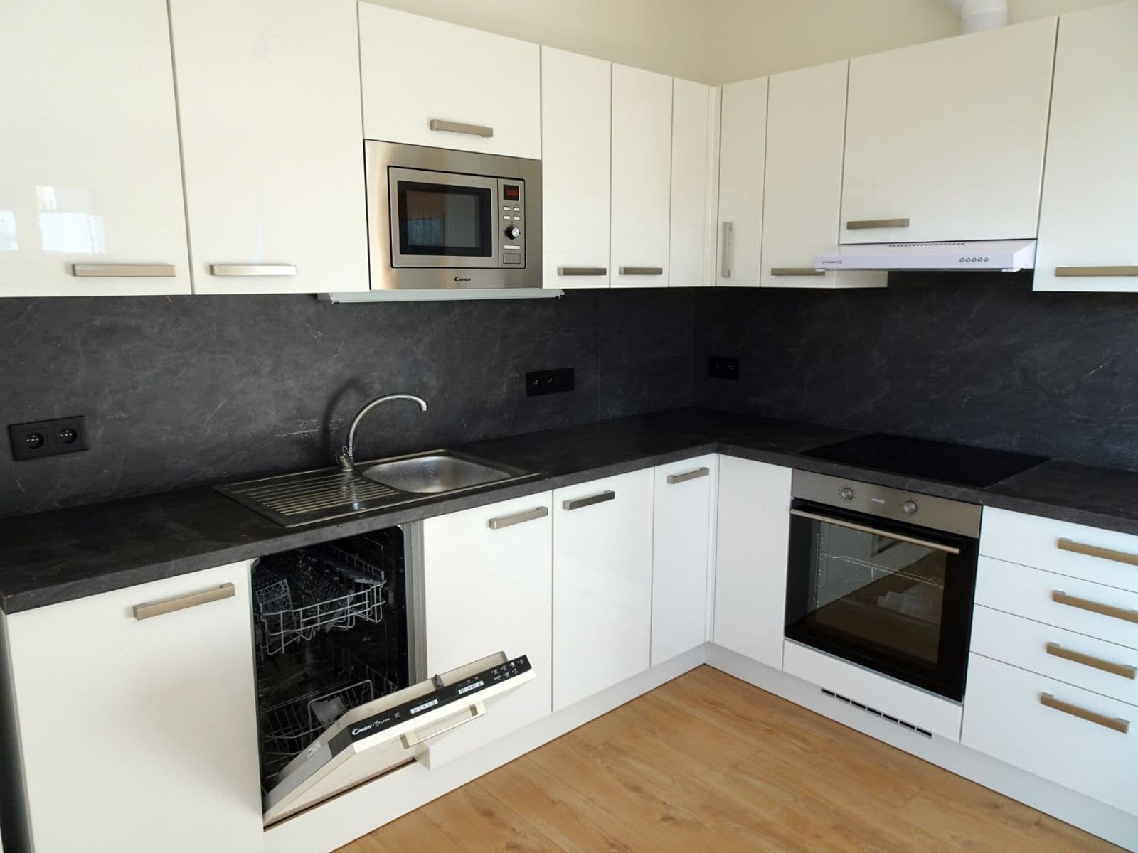 2 bedroom with open-plan kitchen flat to rent, 63 m², Miloše Havla, Prague, Prague 2 bedroom with open-plan kitchen flat to rent, 63 m², Miloše Havla, Prague, Prague