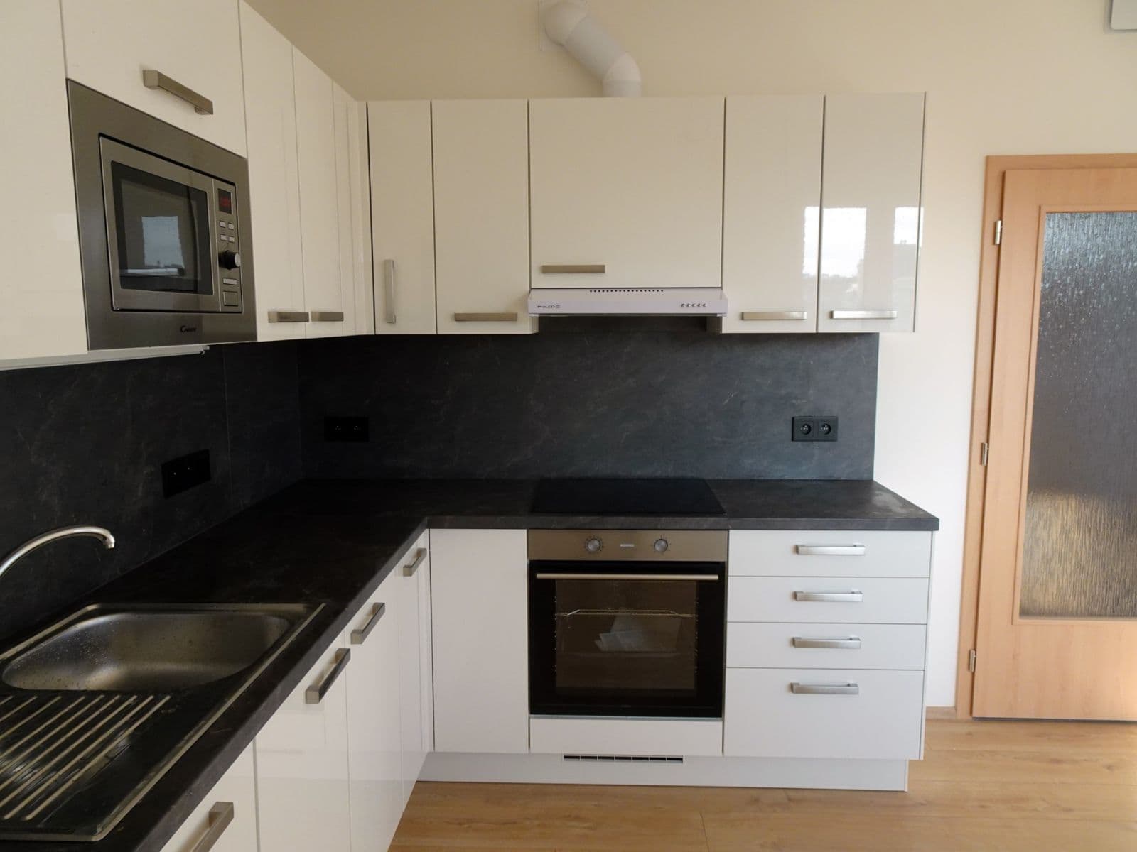 2 bedroom with open-plan kitchen flat to rent, 63 m², Miloše Havla, Prague, Prague 2 bedroom with open-plan kitchen flat to rent, 63 m², Miloše Havla, Prague, Prague