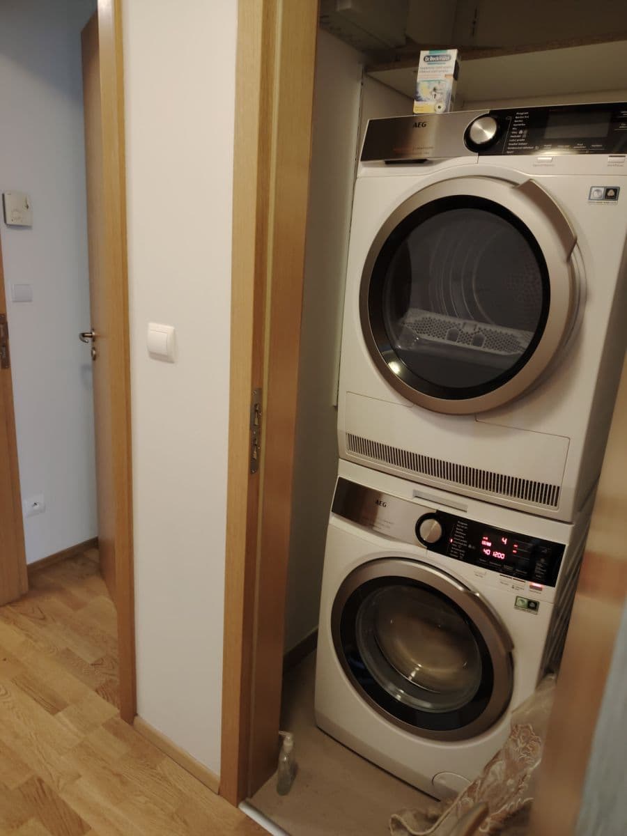 2 bedroom with open-plan kitchen flat to rent, 94 m², Malešická, Prague, Prague 2 bedroom with open-plan kitchen flat to rent, 94 m², Malešická, Prague, Prague